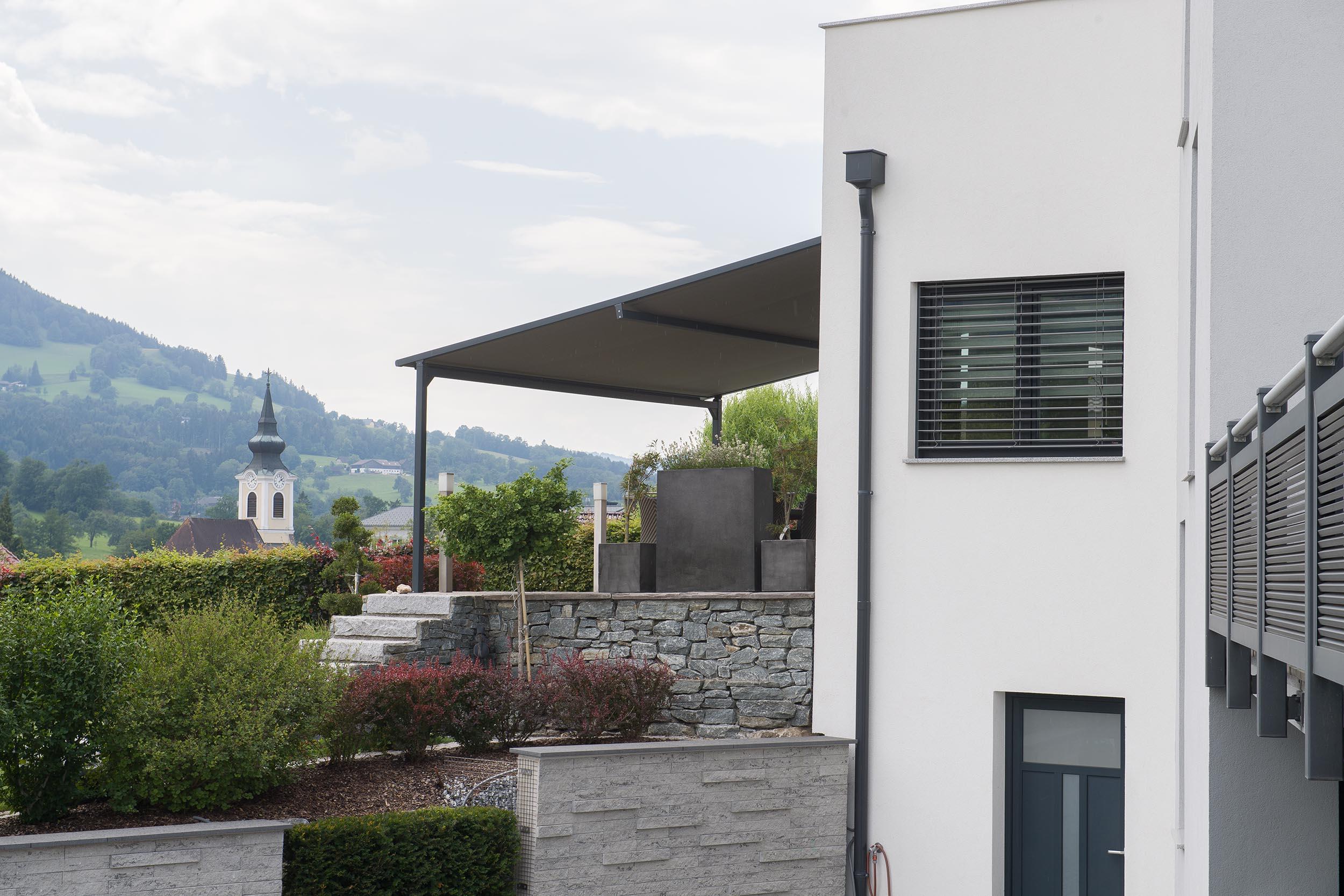 Einfamilienhaus mit Pergolamarkise, Sturzkasten und Verbund Raffstore