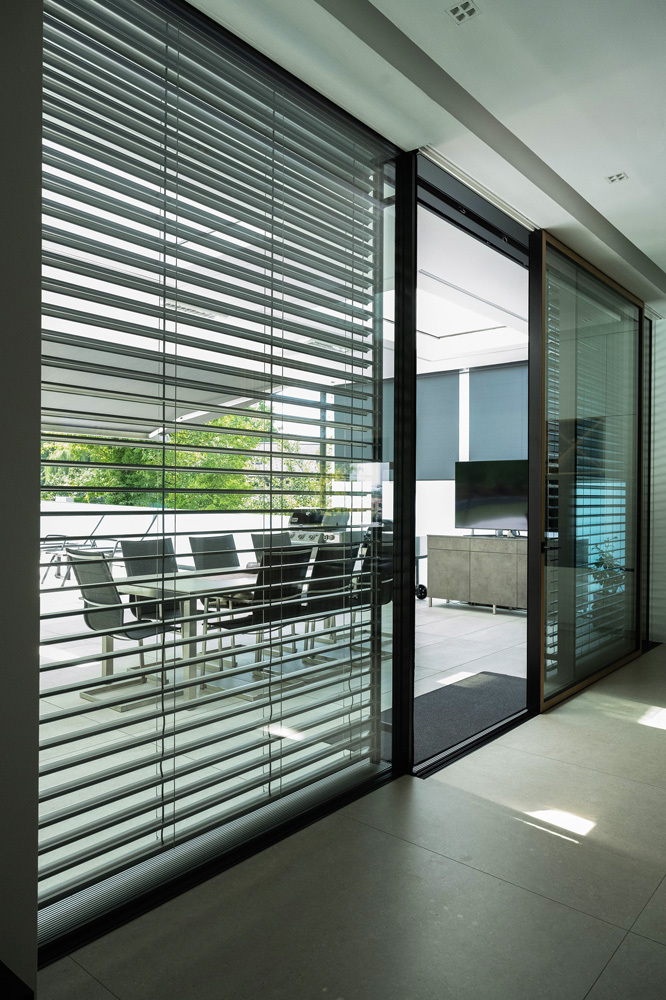 Einfamilienhaus mit LUNA Kassettenmarkise und Verbund-Raffstore