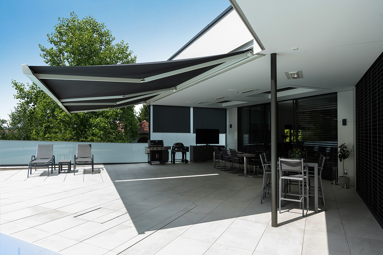 Einfamilienhaus mit LUNA Kassettenmarkise und Verbund-Raffstore