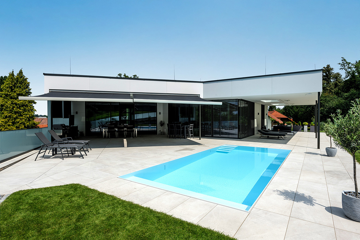 Einfamilienhaus mit LUNA Kassettenmarkise und Verbund-Raffstore