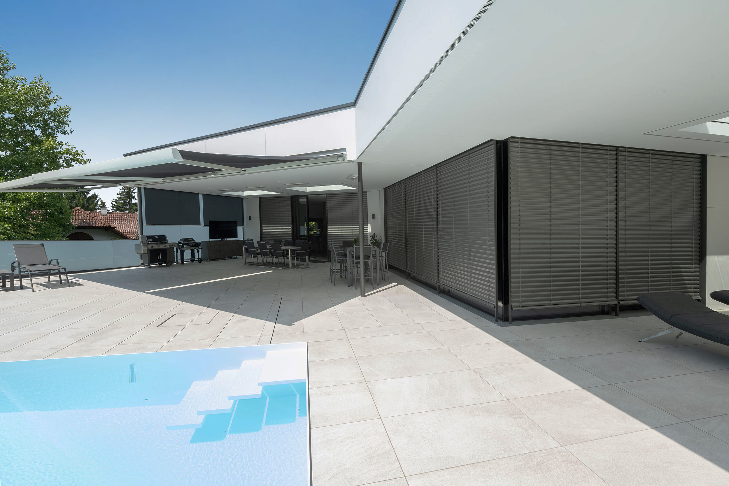 Einfamilienhaus mit LUNA Kassettenmarkise und Verbund-Raffstore