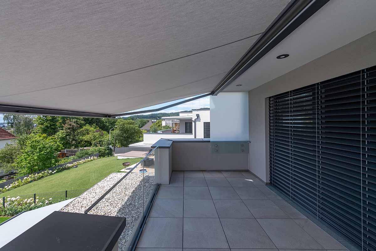 Einfamilienhaus mit LUNA Kassettenmarkise und Verbund Raffstore