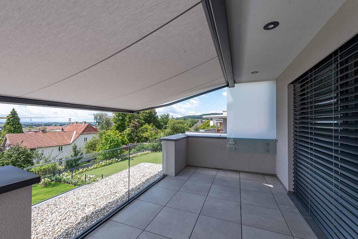 Einfamilienhaus mit LUNA Kassettenmarkise und Verbund Raffstore