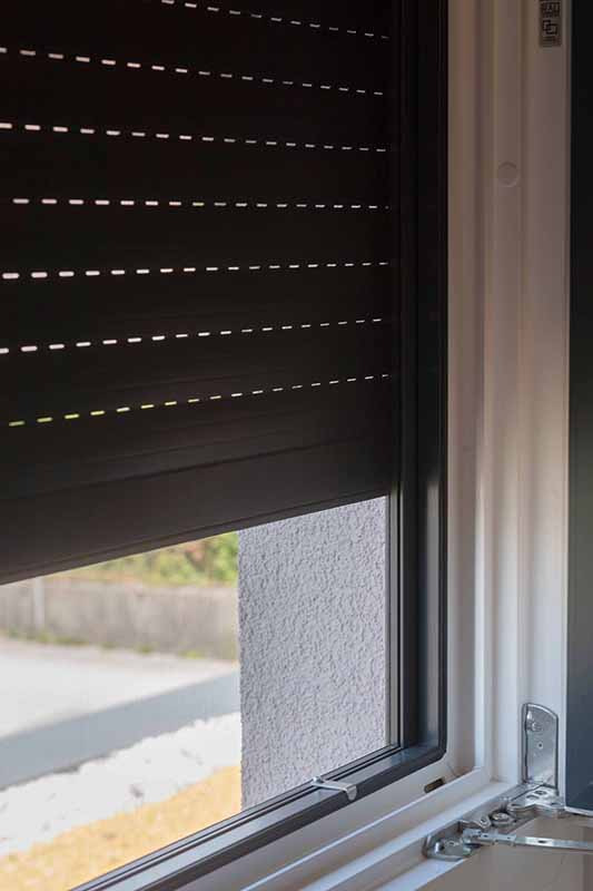 Einfamilienhaus mit Unterputz Rollladen und Insektenschutz Festrahmen