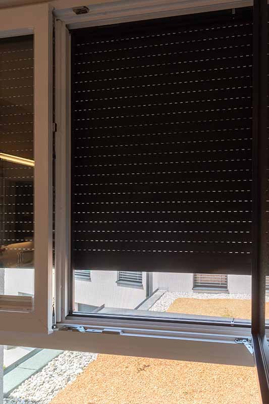 Einfamilienhaus mit Unterputz Rollladen und Insektenschutz Festrahmen