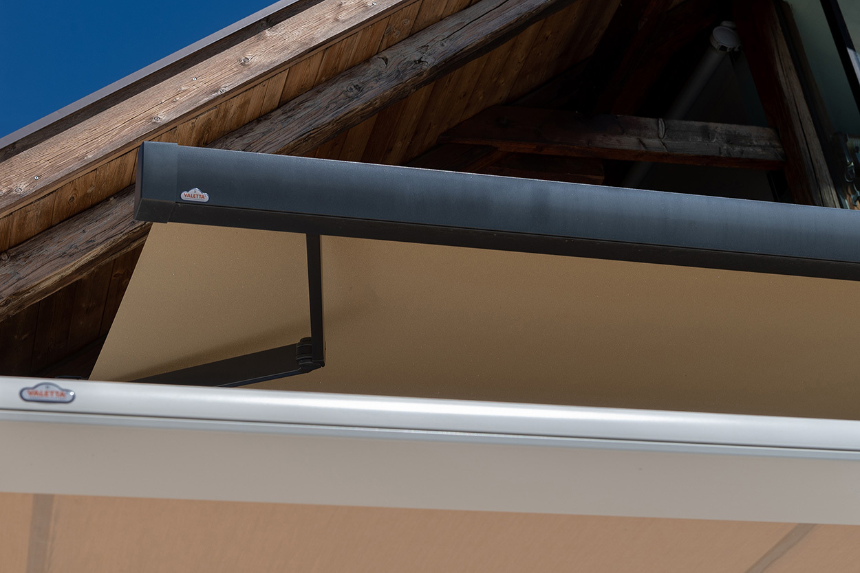 Einfamilienhaus mit ZIP-Beschattung und LUNA Kassettenmarkise