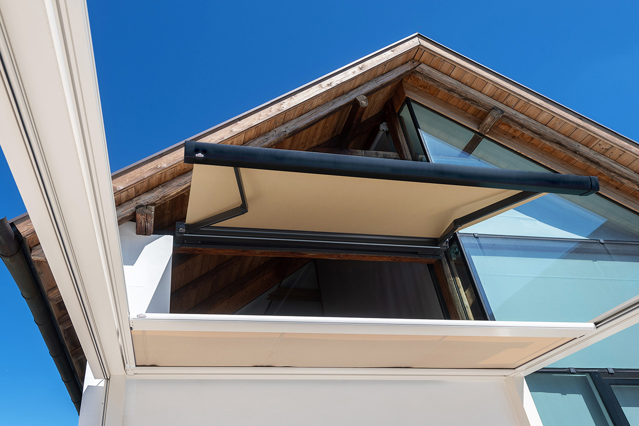 Einfamilienhaus mit ZIP-Beschattung und LUNA Kassettenmarkise