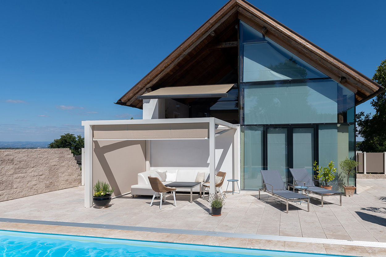 Einfamilienhaus mit ZIP-Beschattung und LUNA Kassettenmarkise