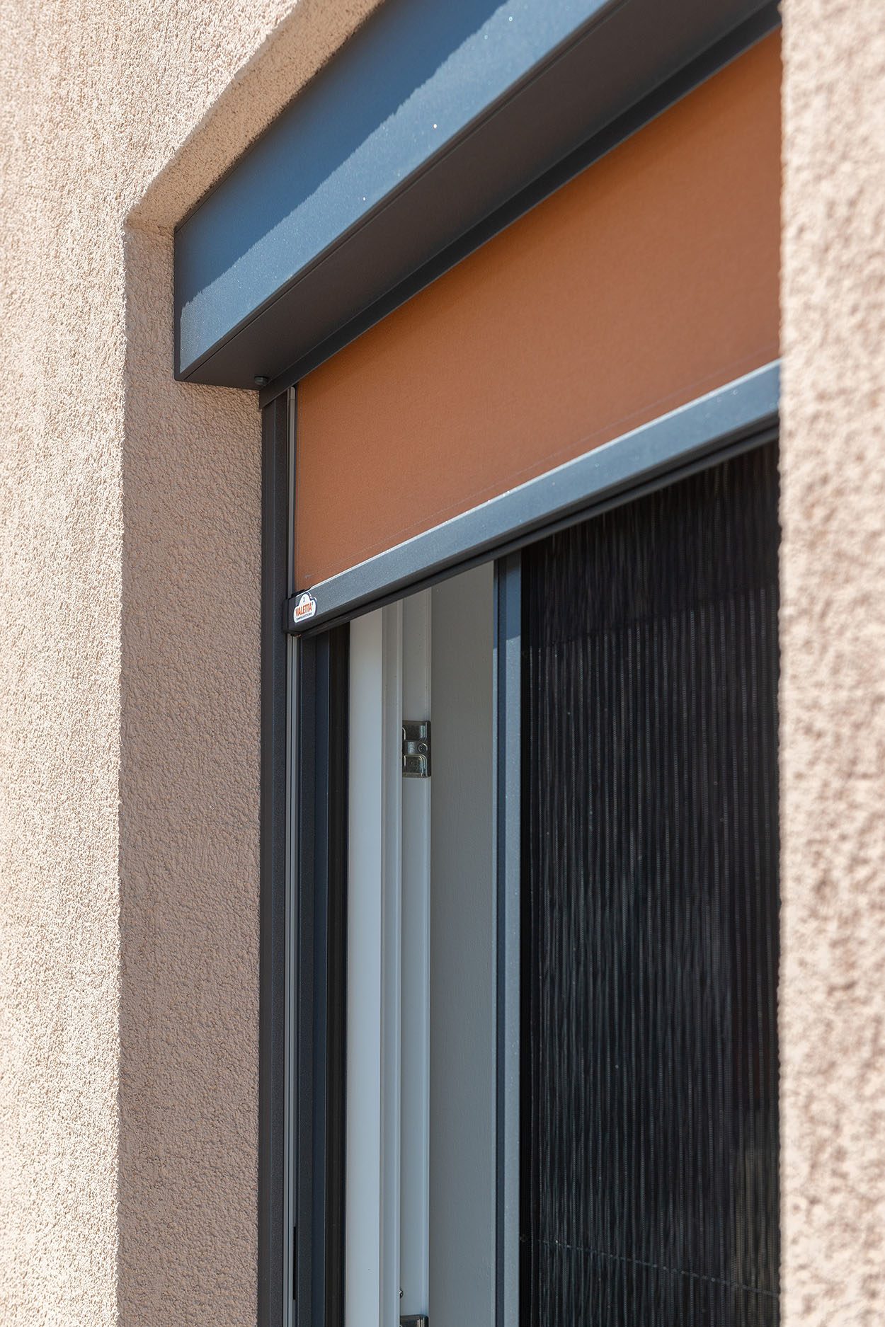 Einfamilienhaus mit ZIP-Fenstermarkise und Insektenschutzplissee