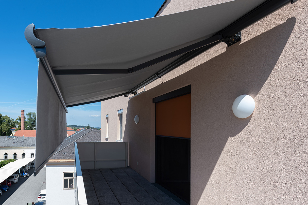 Einfamilienhaus mit ZIP-Fenstermarkise, Insektenschutzplissee und PALMA Kassettenmarkise