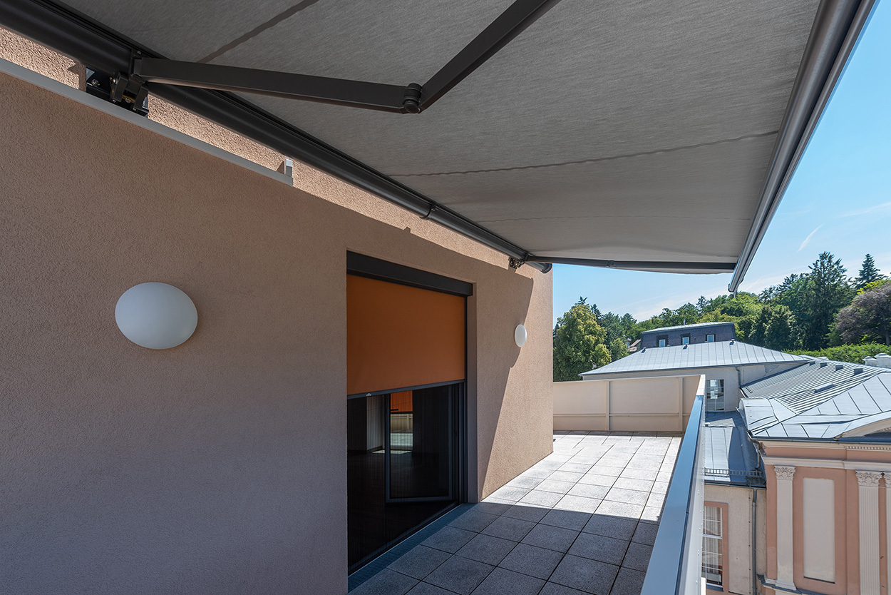 Einfamilienhaus mit ZIP-Fenstermarkise, Insektenschutzplissee und PALMA Kassettenmarkise