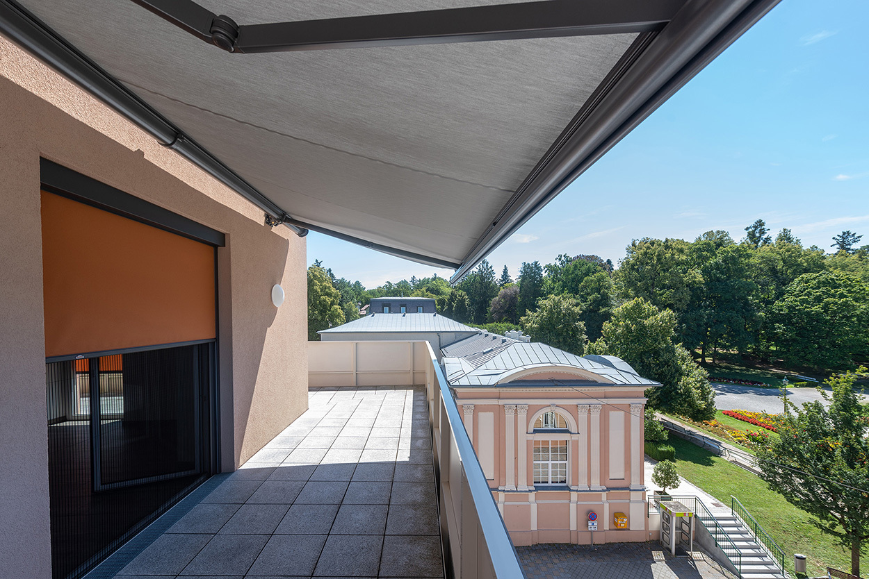 Einfamilienhaus mit ZIP-Fenstermarkise, Insektenschutzplissee und PALMA Kassettenmarkise