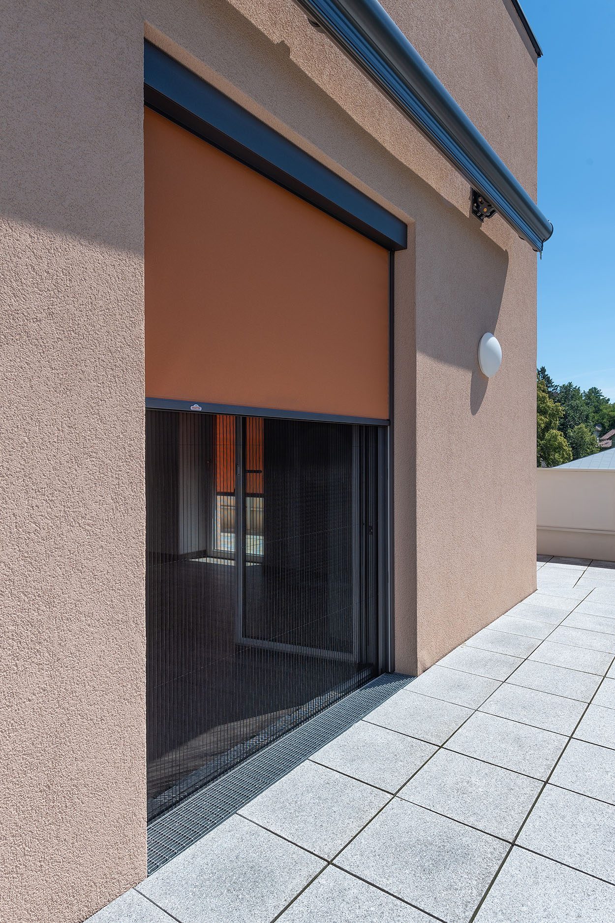 Einfamilienhaus mit ZIP-Fenstermarkise, Insektenschutzplissee und PALMA Kassettenmarkise