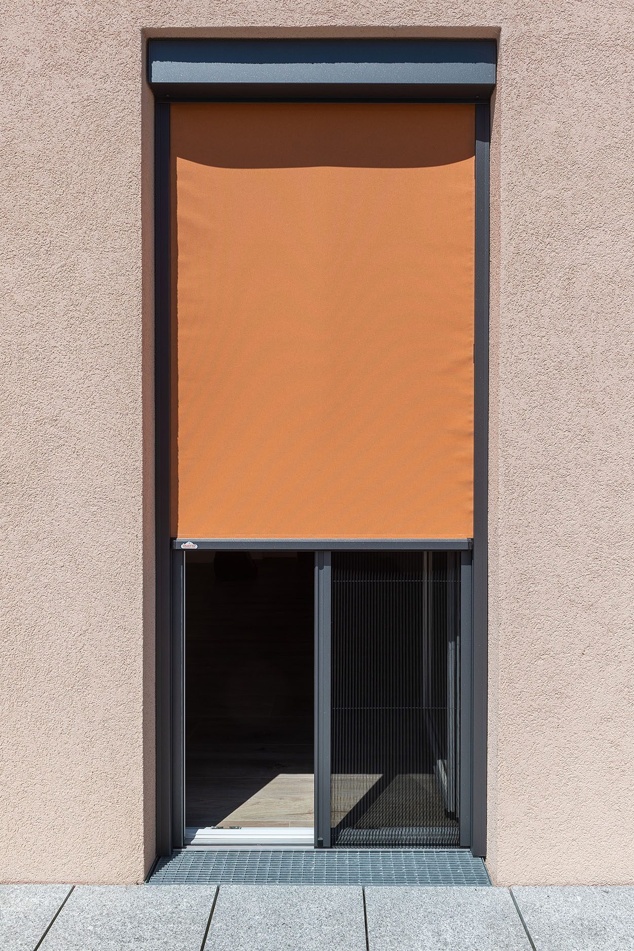 Einfamilienhaus mit ZIP-Fenstermarkise und Insektenschutzplissee