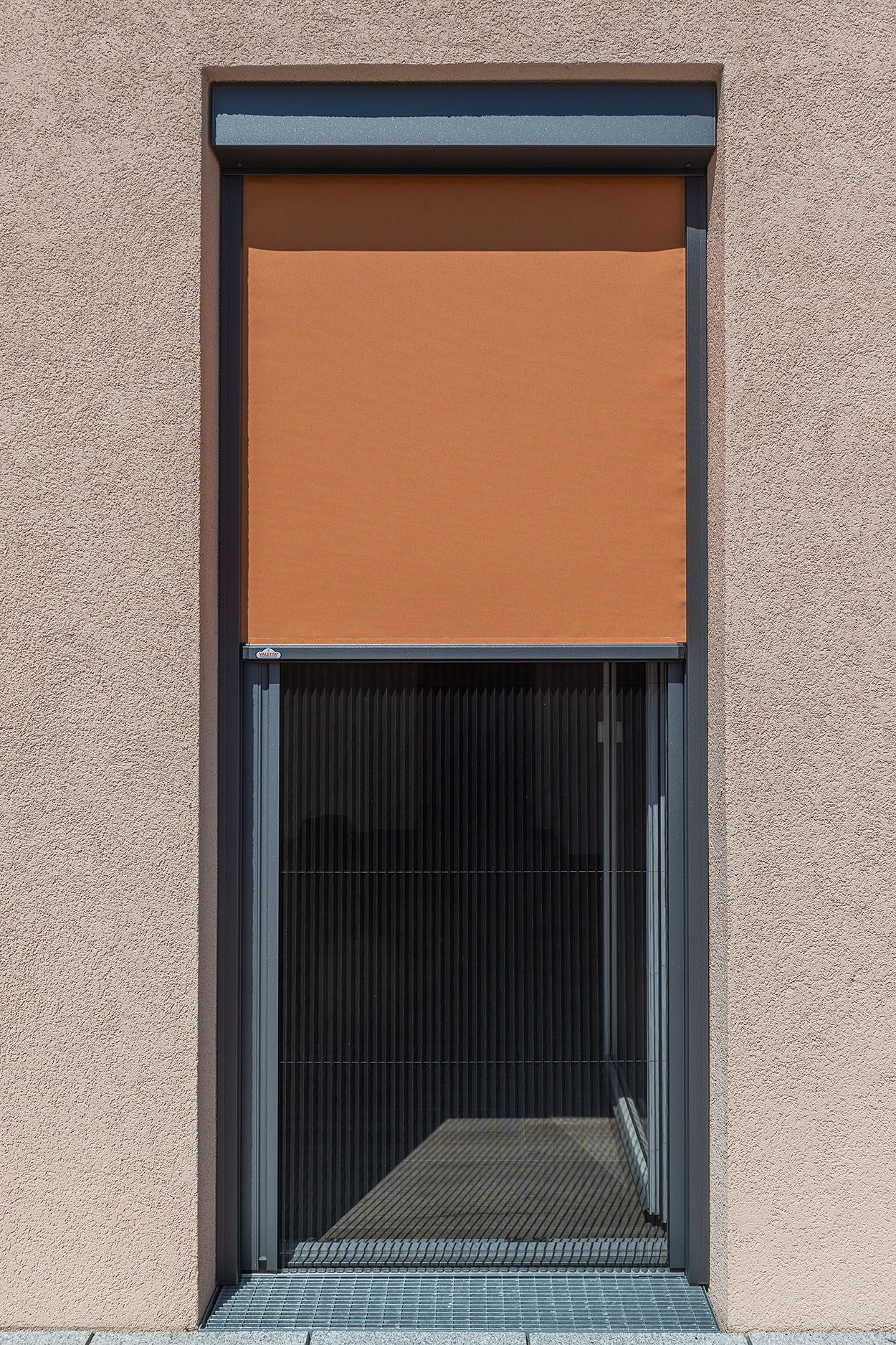 Einfamilienhaus mit ZIP-Fenstermarkise und Insektenschutzplissee