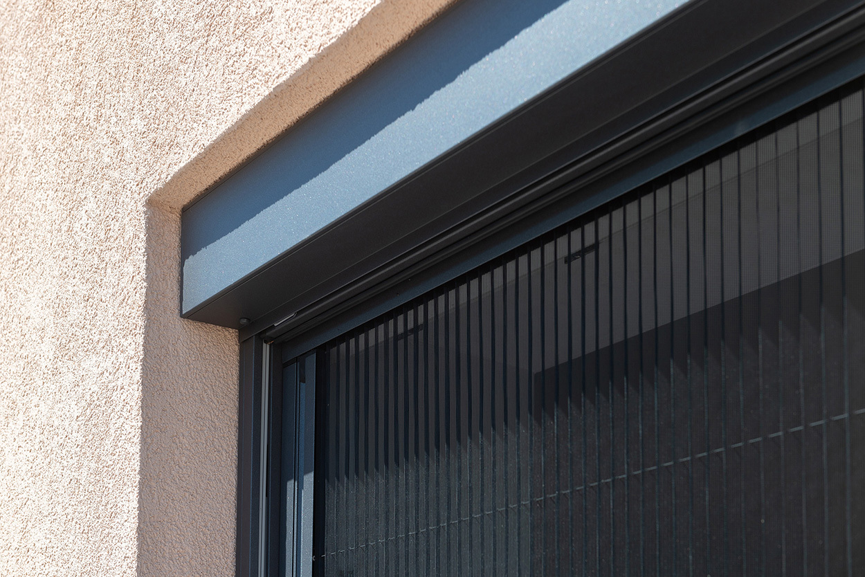 Einfamilienhaus mit ZIP-Fenstermarkise und Insektenschutzplissee