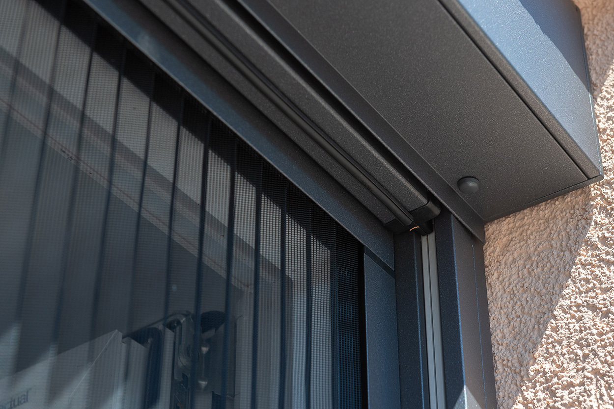 Einfamilienhaus mit ZIP-Fenstermarkise und Insektenschutzplissee