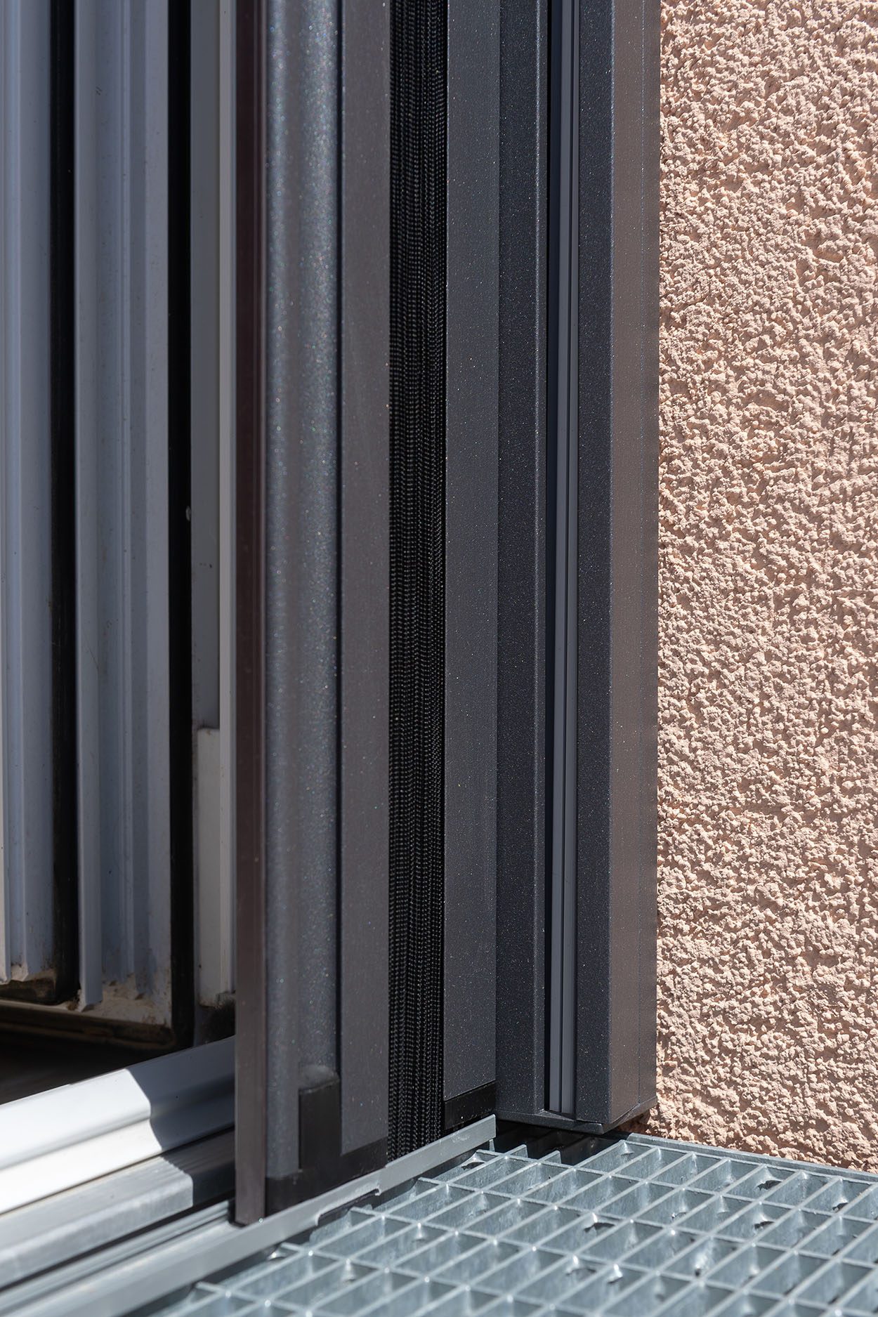 Einfamilienhaus mit ZIP-Fenstermarkise und Insektenschutzplissee