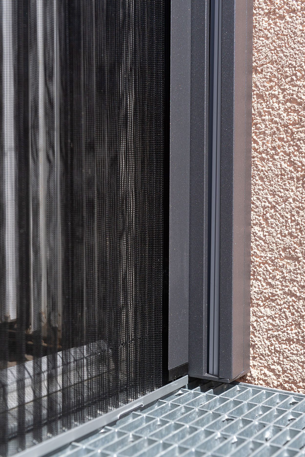 Einfamilienhaus mit ZIP-Fenstermarkise und Insektenschutzplissee