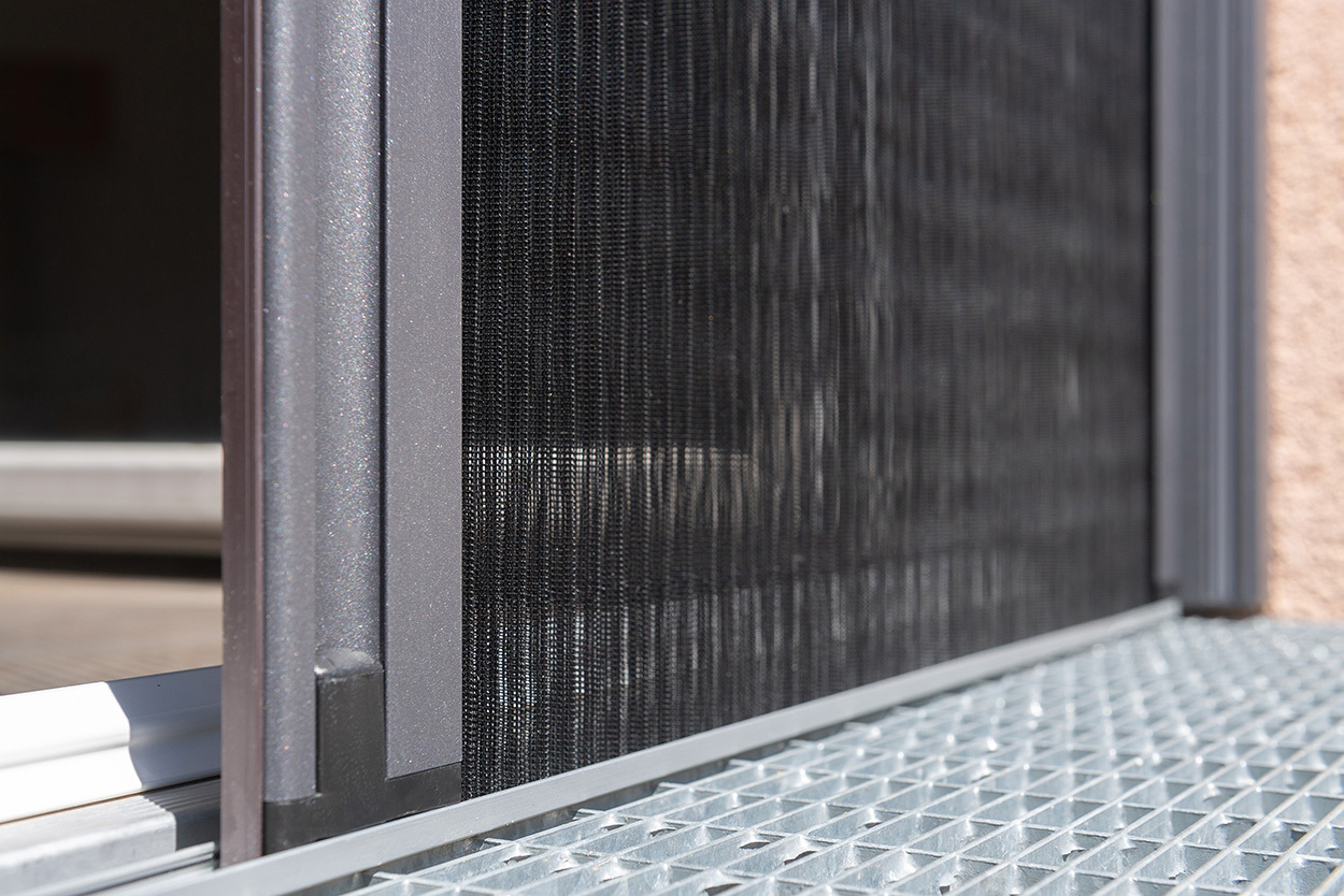 Einfamilienhaus mit ZIP-Fenstermarkise und Insektenschutzplissee