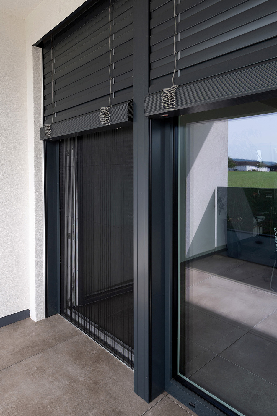 Einfamilienhaus mit Easy Klick-Raffstore und Insektenschutzplissee