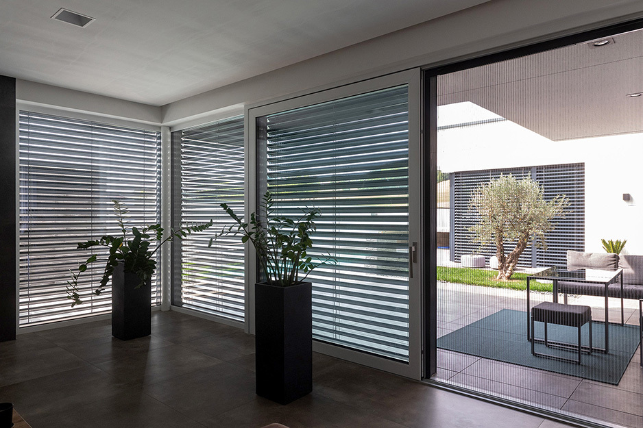 Einfamilienhaus mit Easy Klick-Raffstore und Insektenschutzplissee