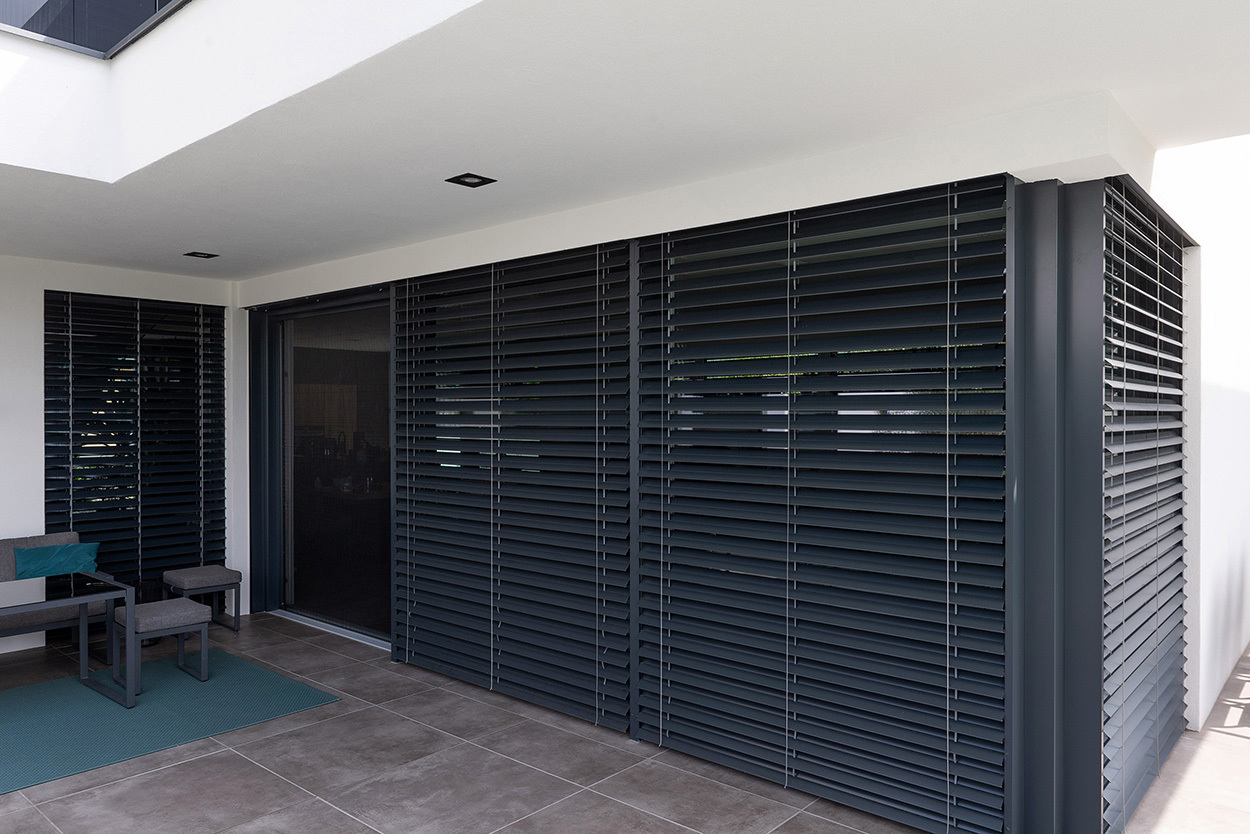 Einfamilienhaus mit Easy Klick-Raffstore und Insektenschutzplissee