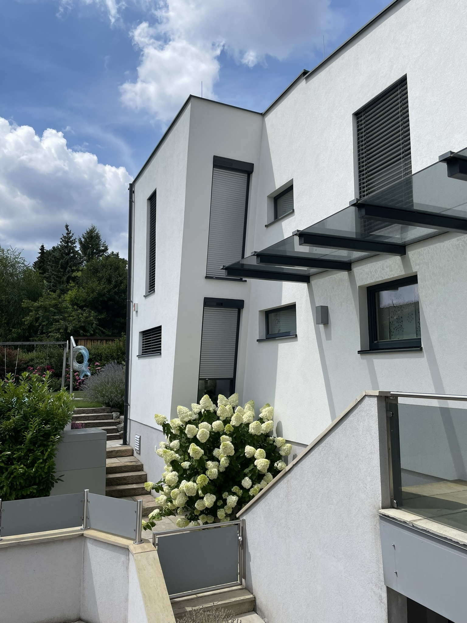 Einfamilienhaus mit vorgesetzten Solar Rollladen