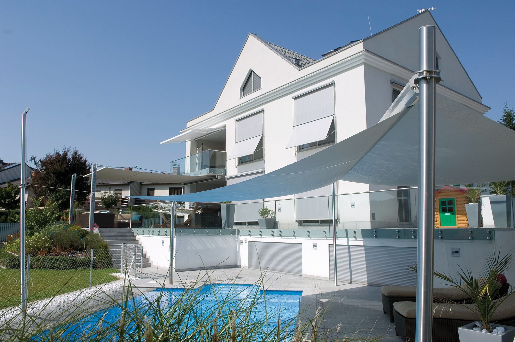 Einfamilienhaus mit Stabgeführten Fenstermarkisen