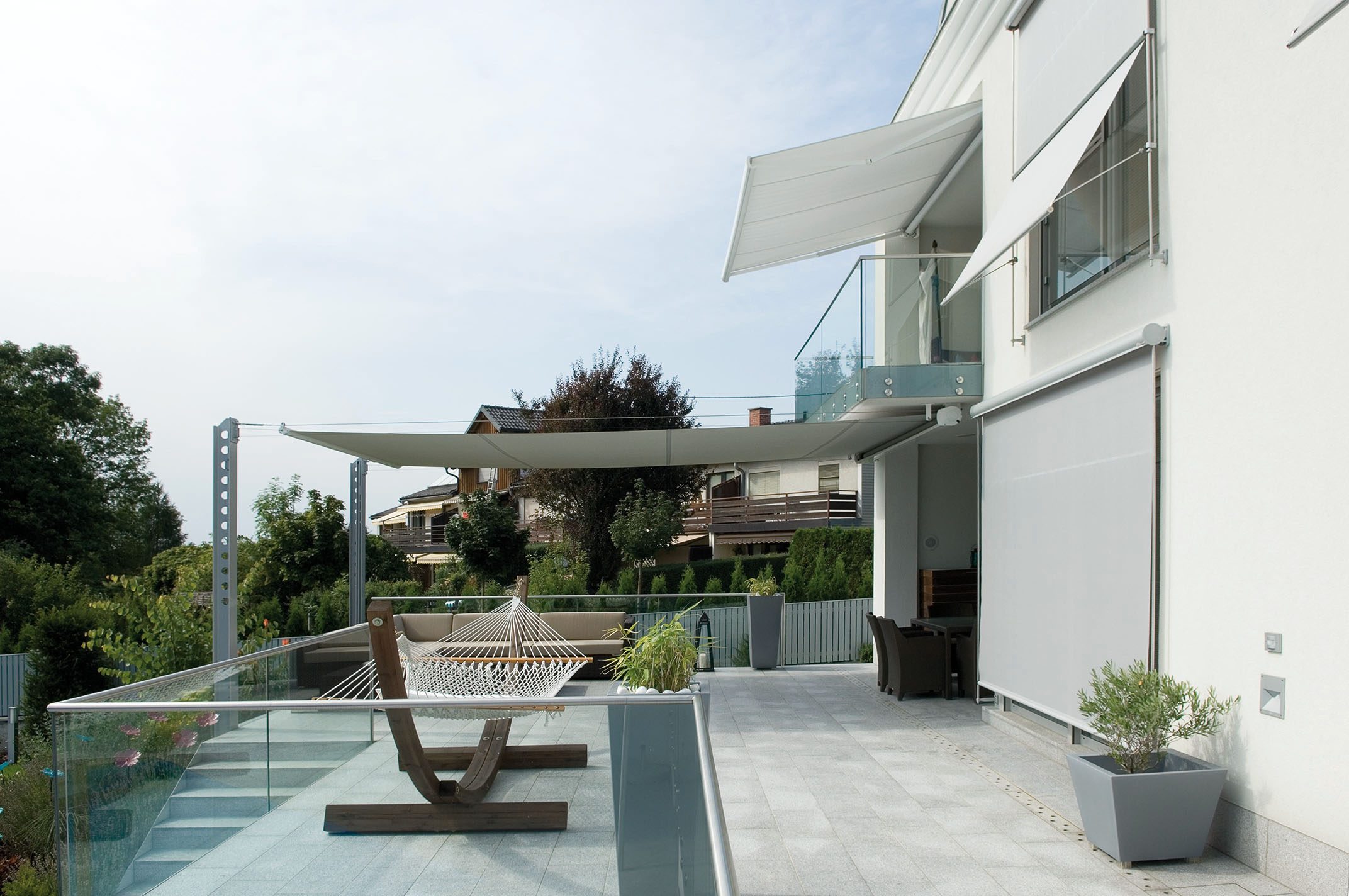 Einfamilienhaus mit Stabgeführter Fenstermarkise, Markisolette, Kassettenmarkise und Beschattung