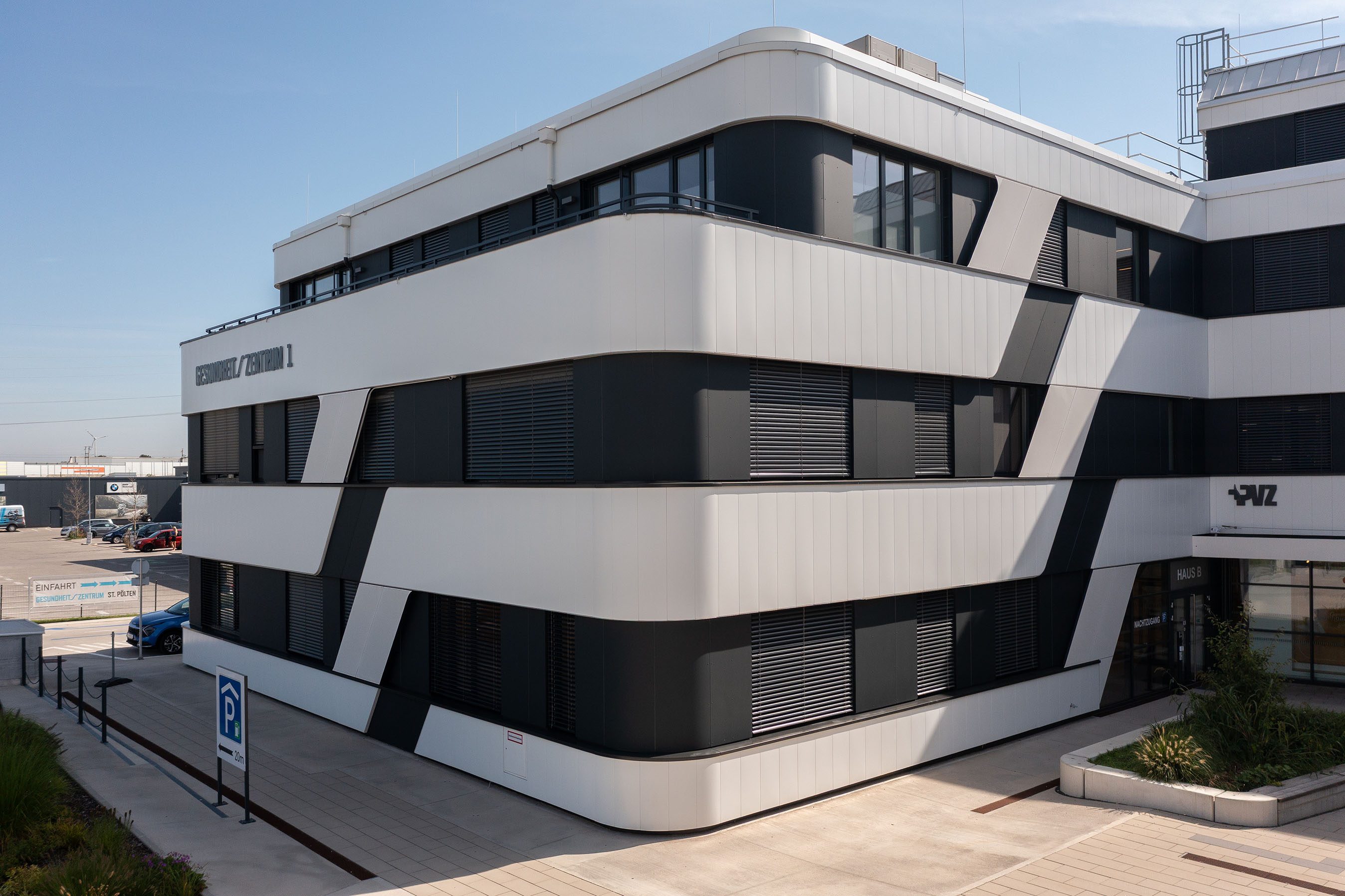Gesundheitszentrum mit Raffstore Außenjalousie