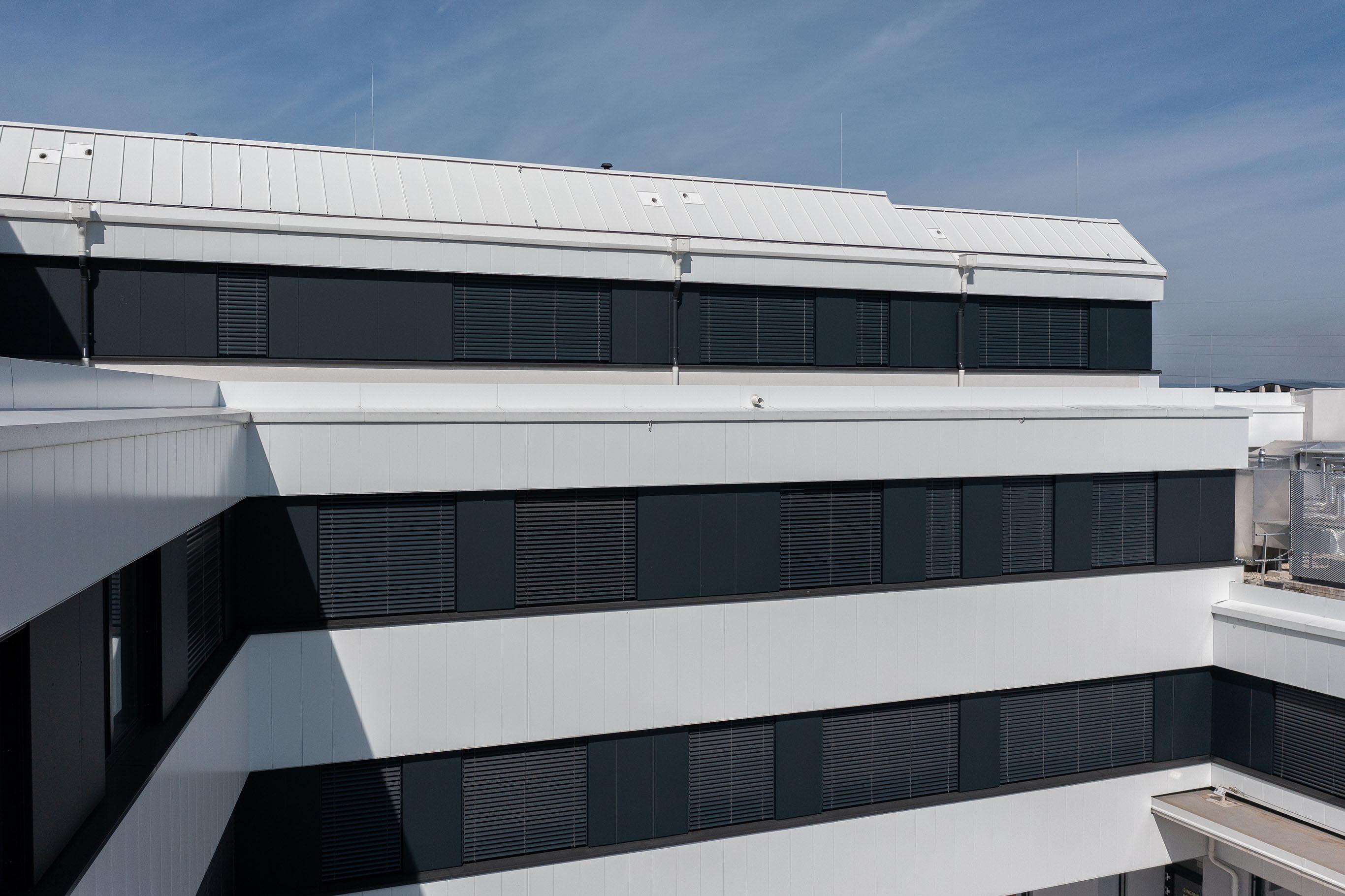 Gesundheitszentrum mit Raffstore Außenjalousie