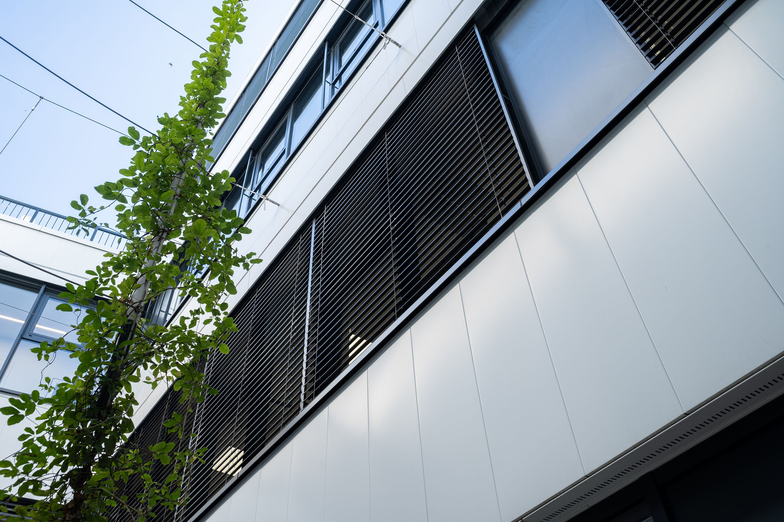 Gesundheitszentrum mit Raffstore Außenjalousie