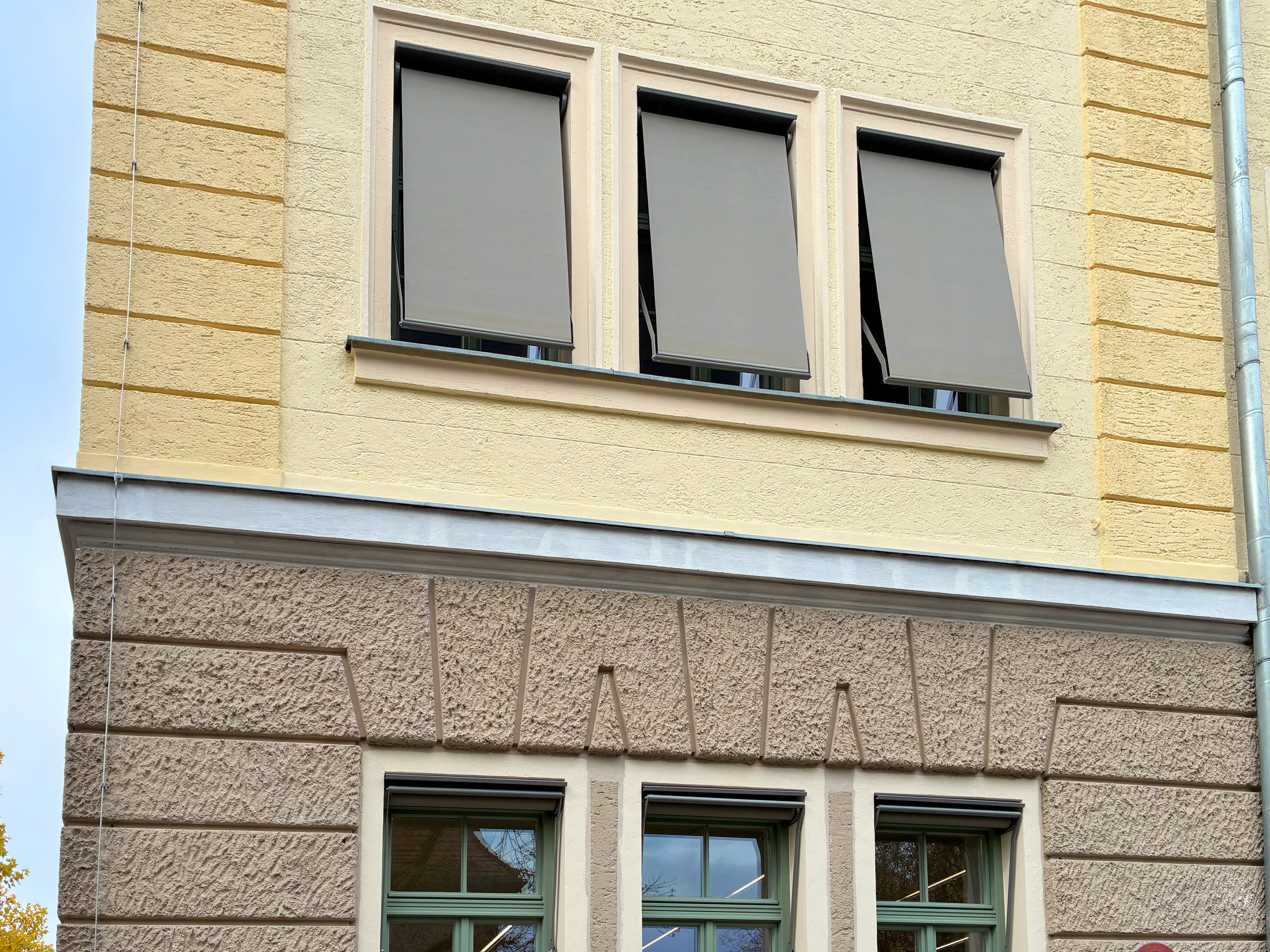 Denkmalschutzgebäude mit grauer VALETTA ZIP-Fenstermarkise