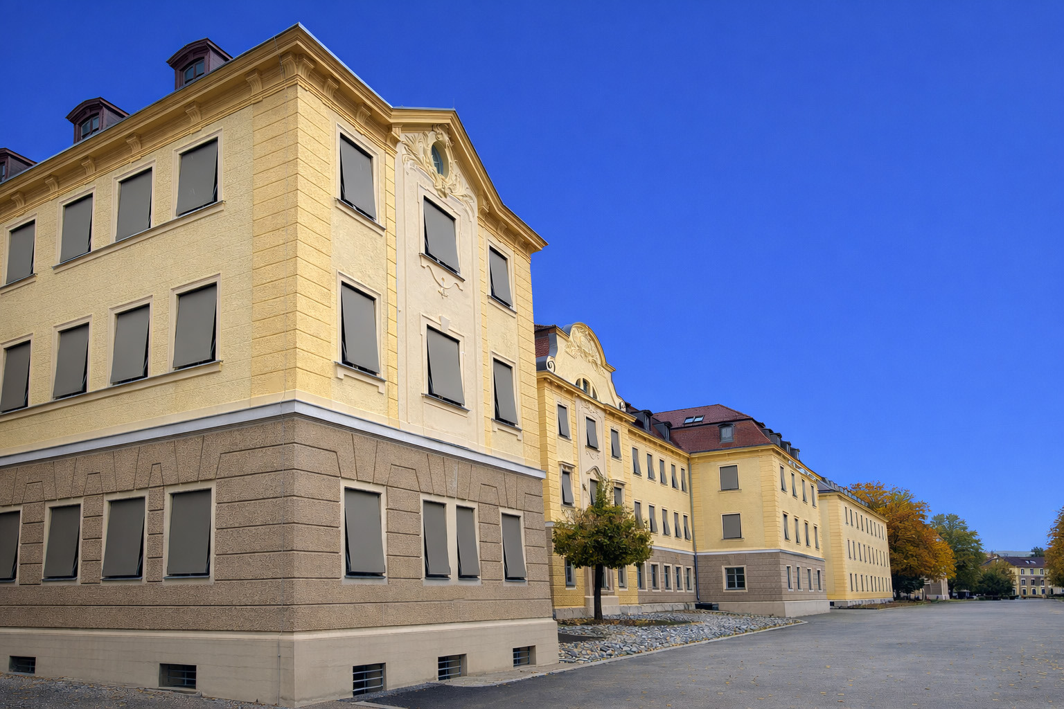 Bildungsstätte mit Markisolette