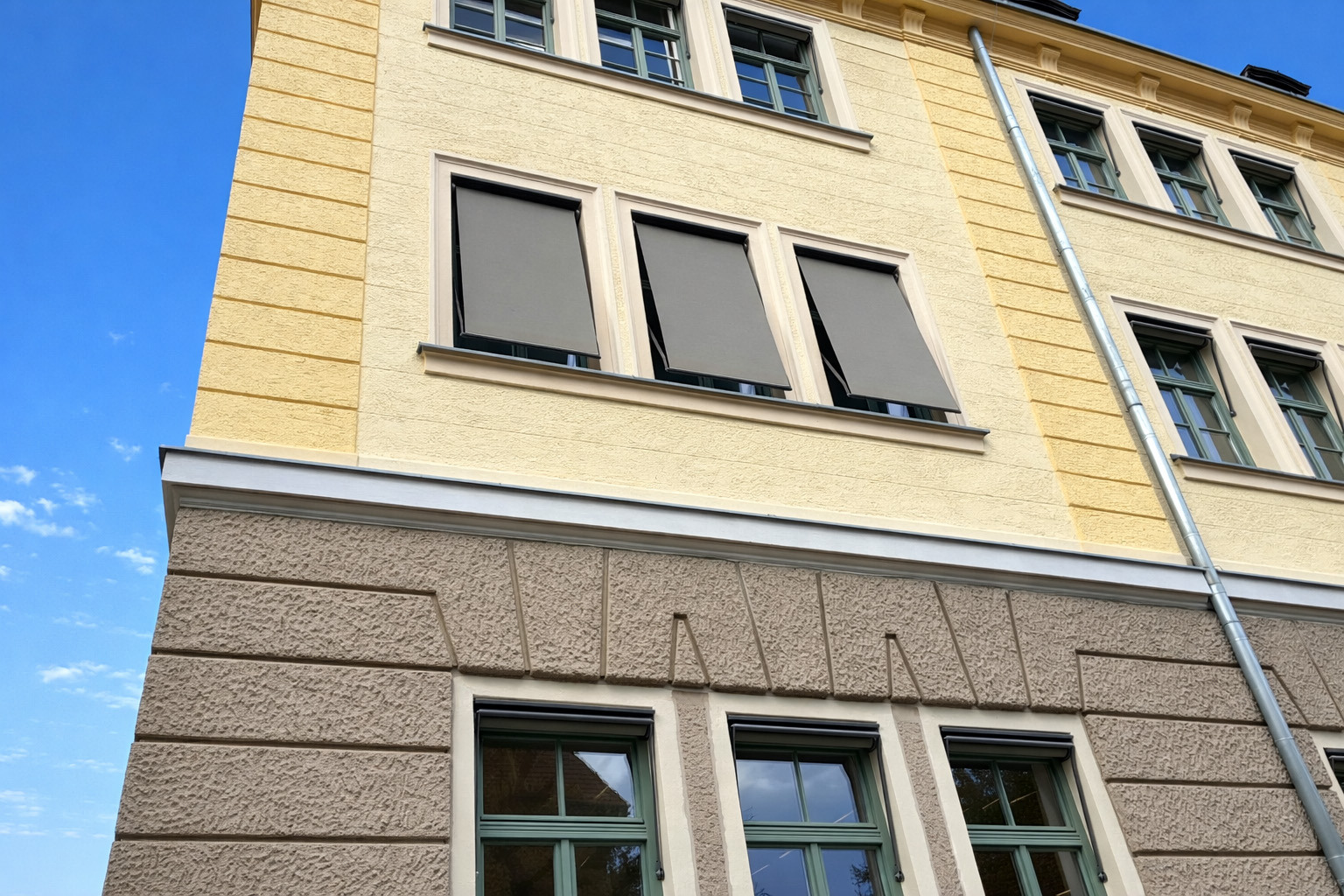 Bildungsstätte mit Markisolette