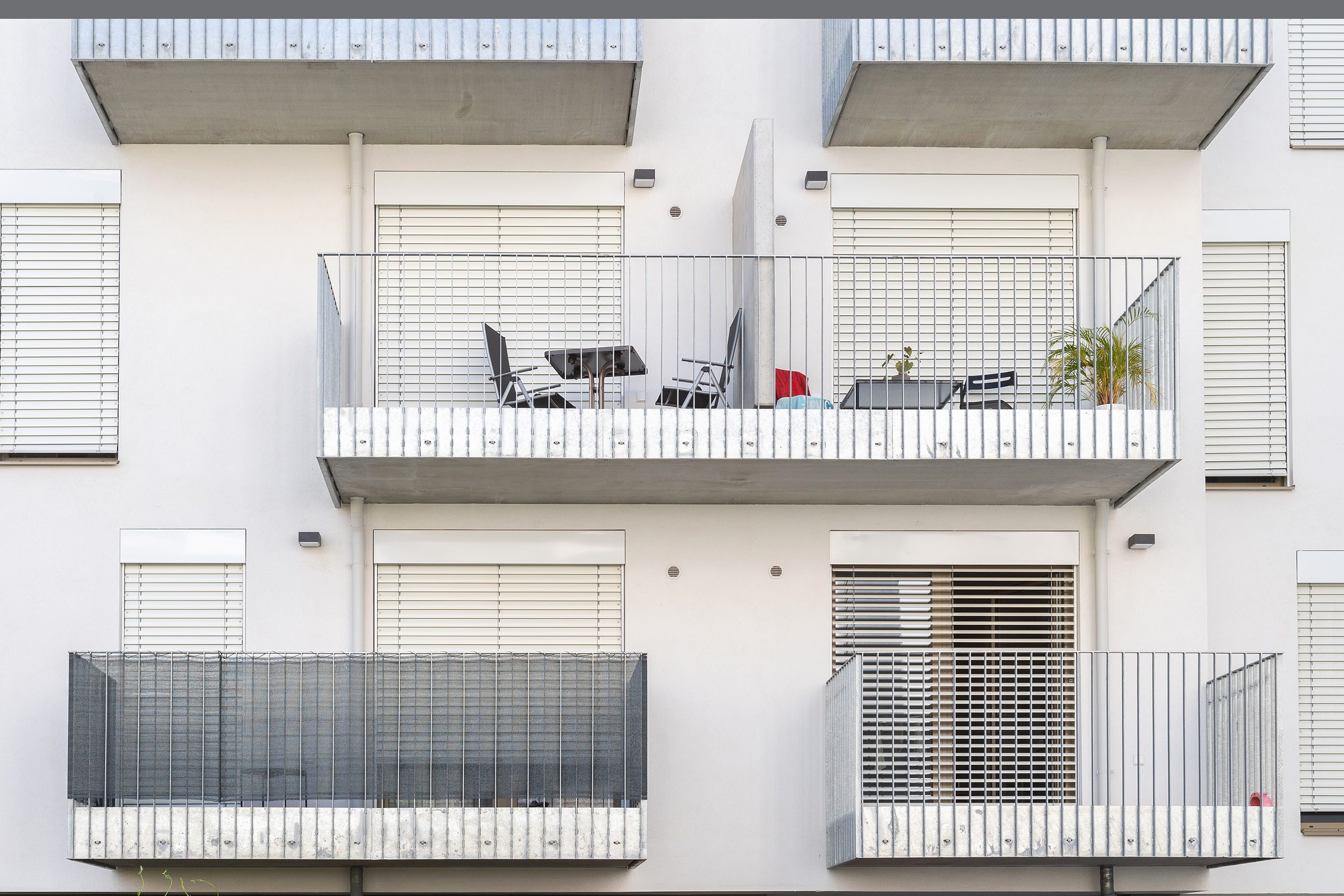 Wohngebäude mit Raffstore - Außenjalousie