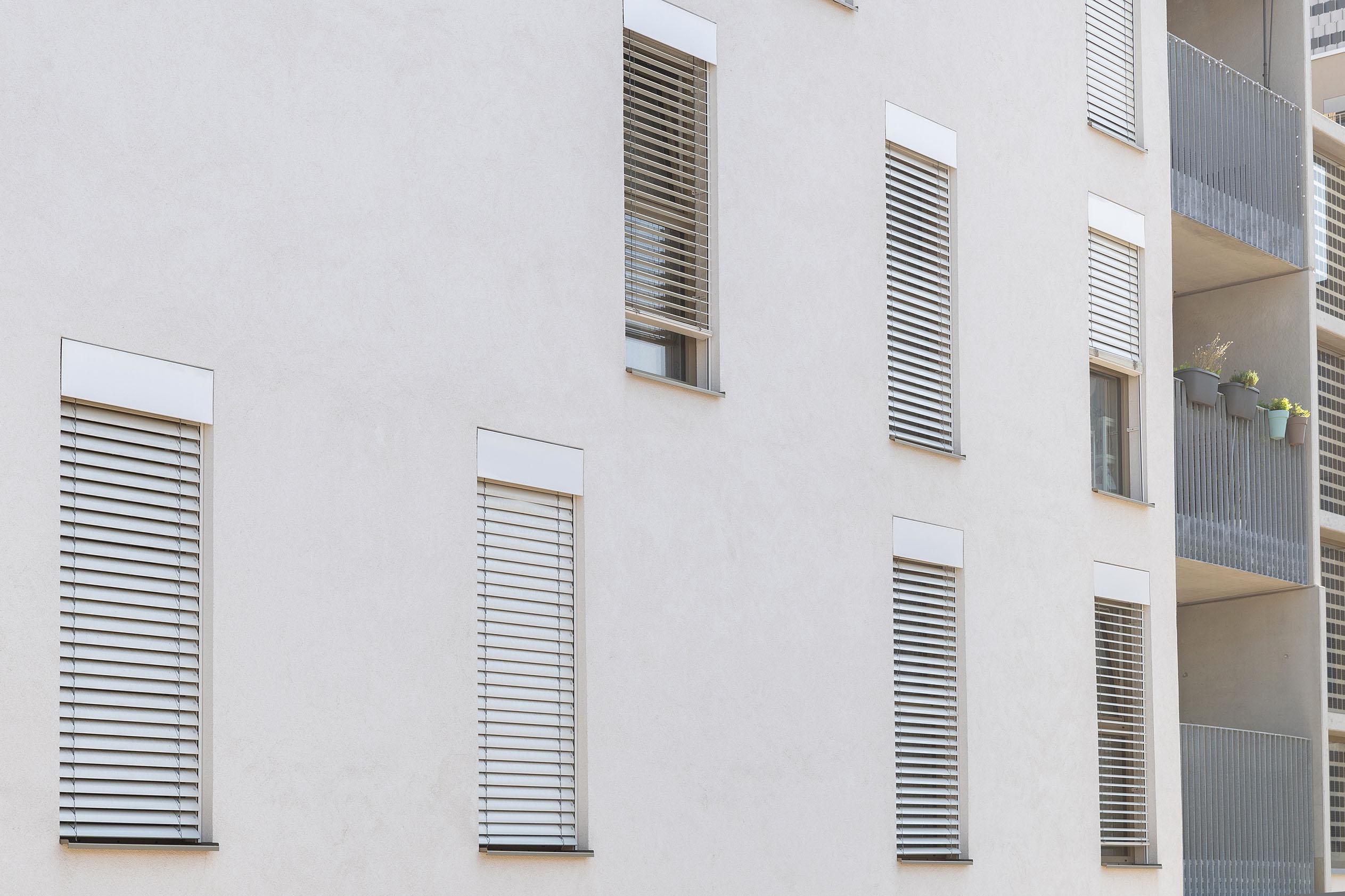 Wohngebäude mit Raffstore - Außenjalousie