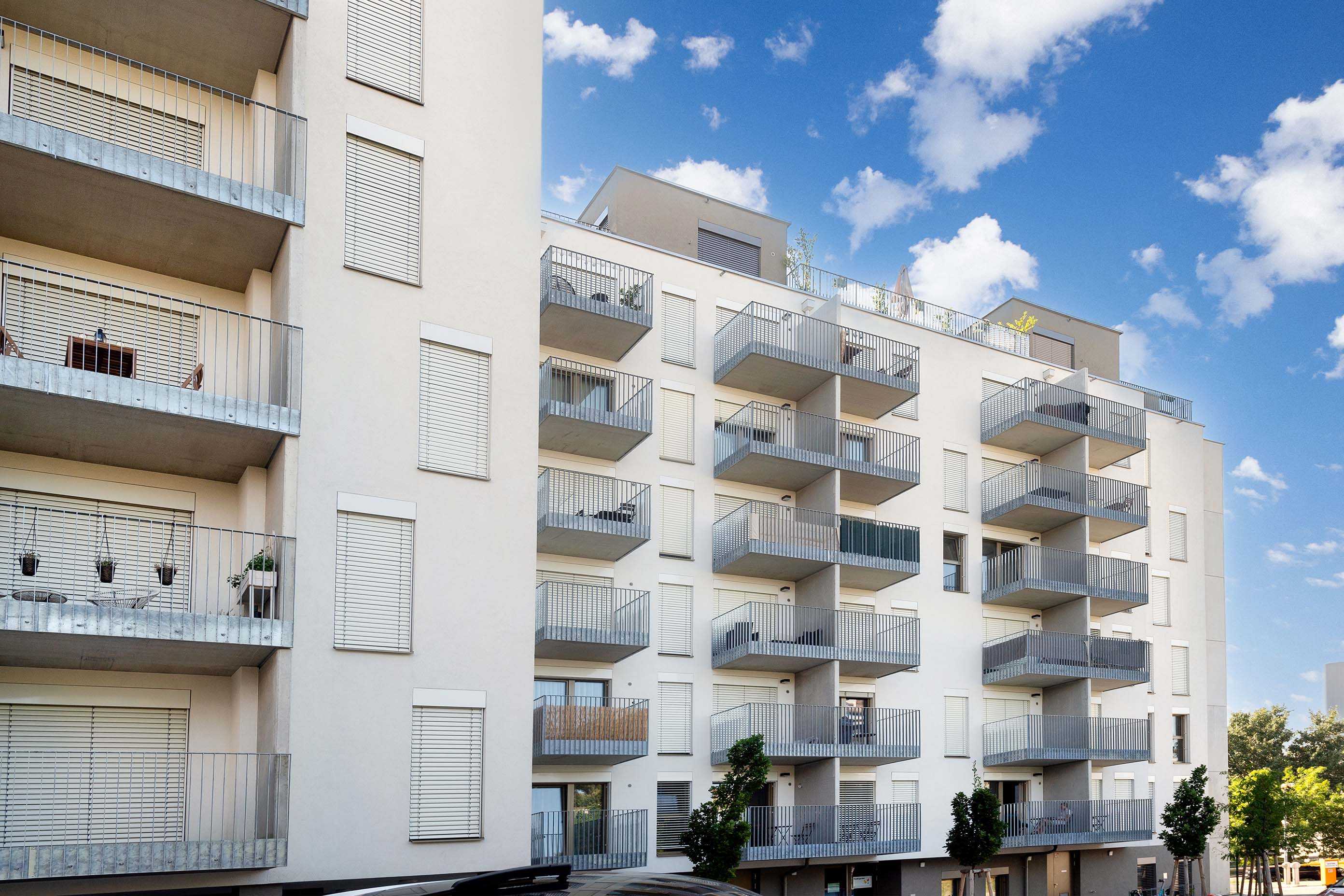 Wohngebäude mit Raffstore - Außenjalousie