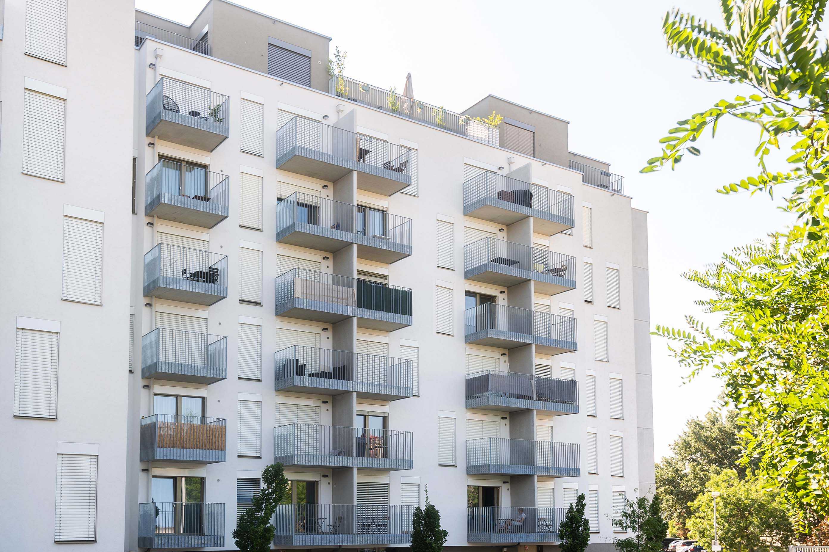 Wohngebäude mit Raffstore - Außenjalousie