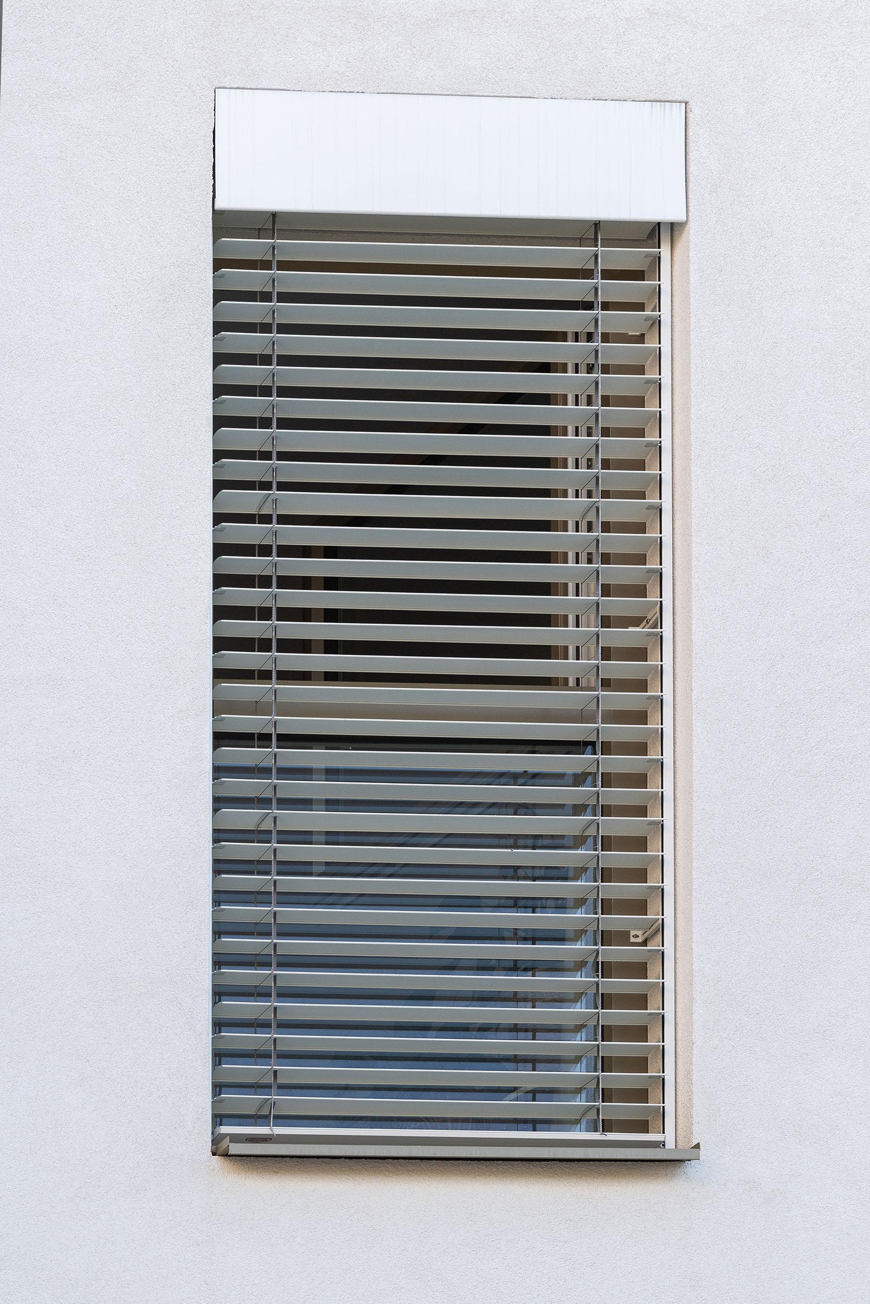 Wohngebäude mit Raffstore - Außenjalousie
