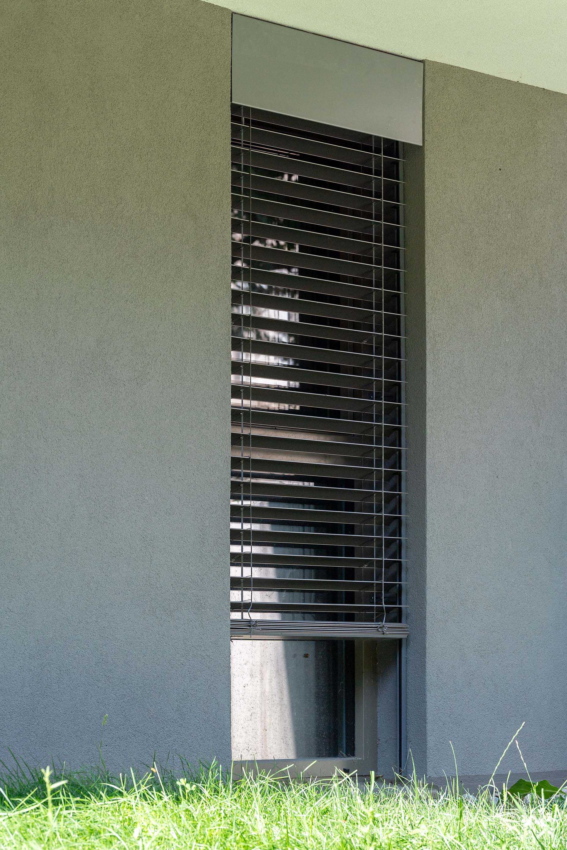 Wohngebäude mit Raffstore - Außenjalousie