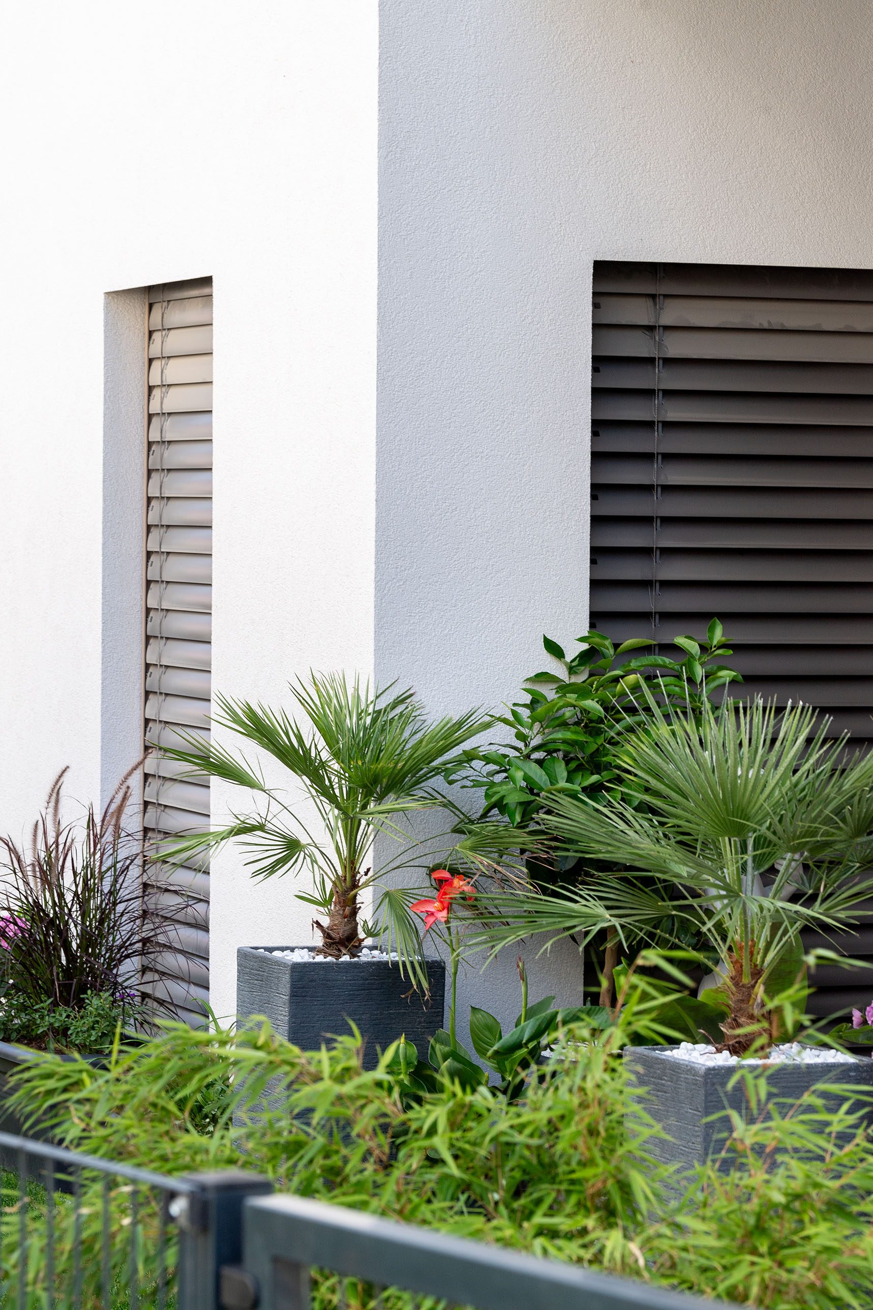 Wohngebäude mit Raffstore - Außenjalousie