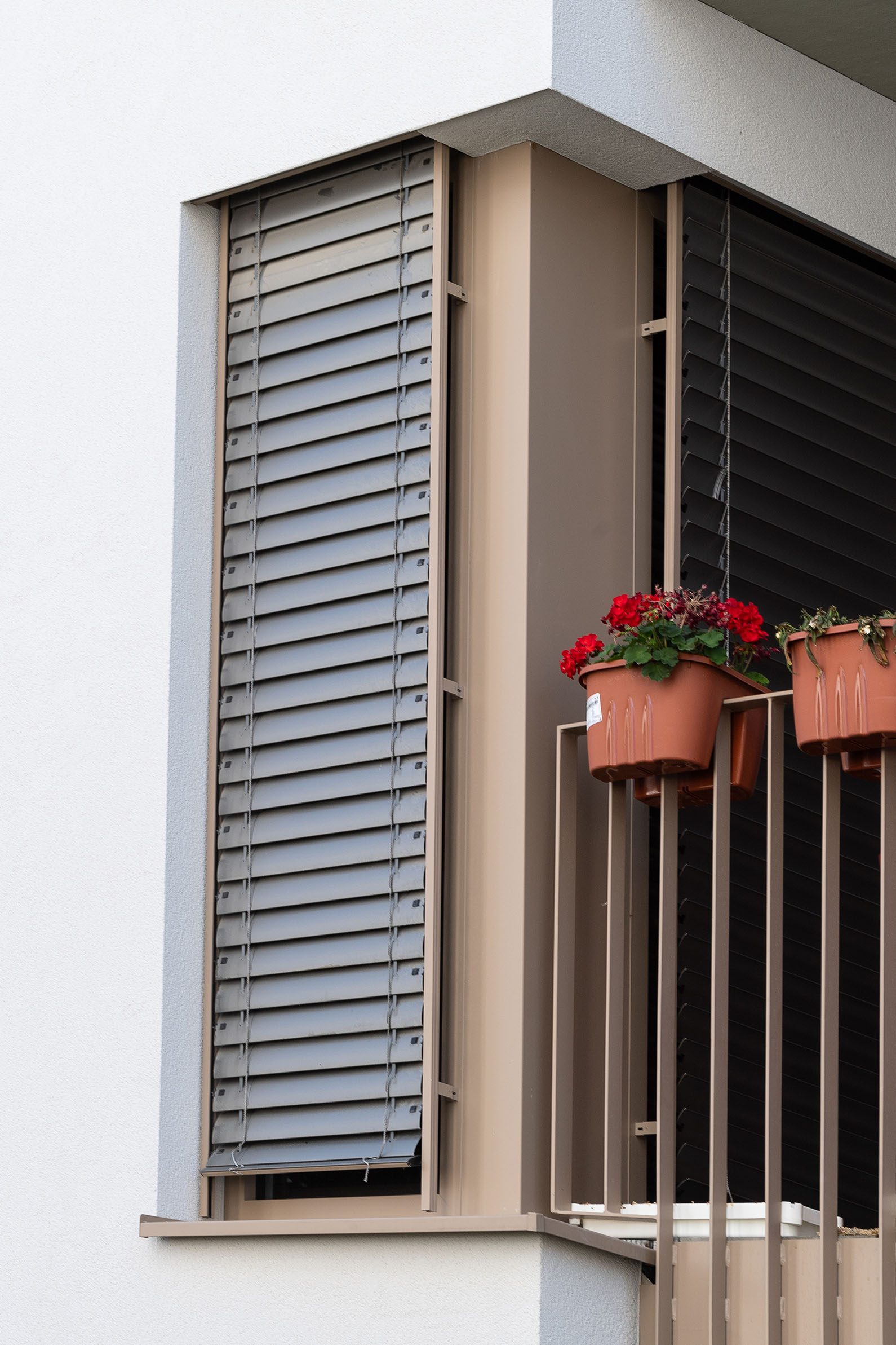 Wohngebäude mit Raffstore - Außenjalousie