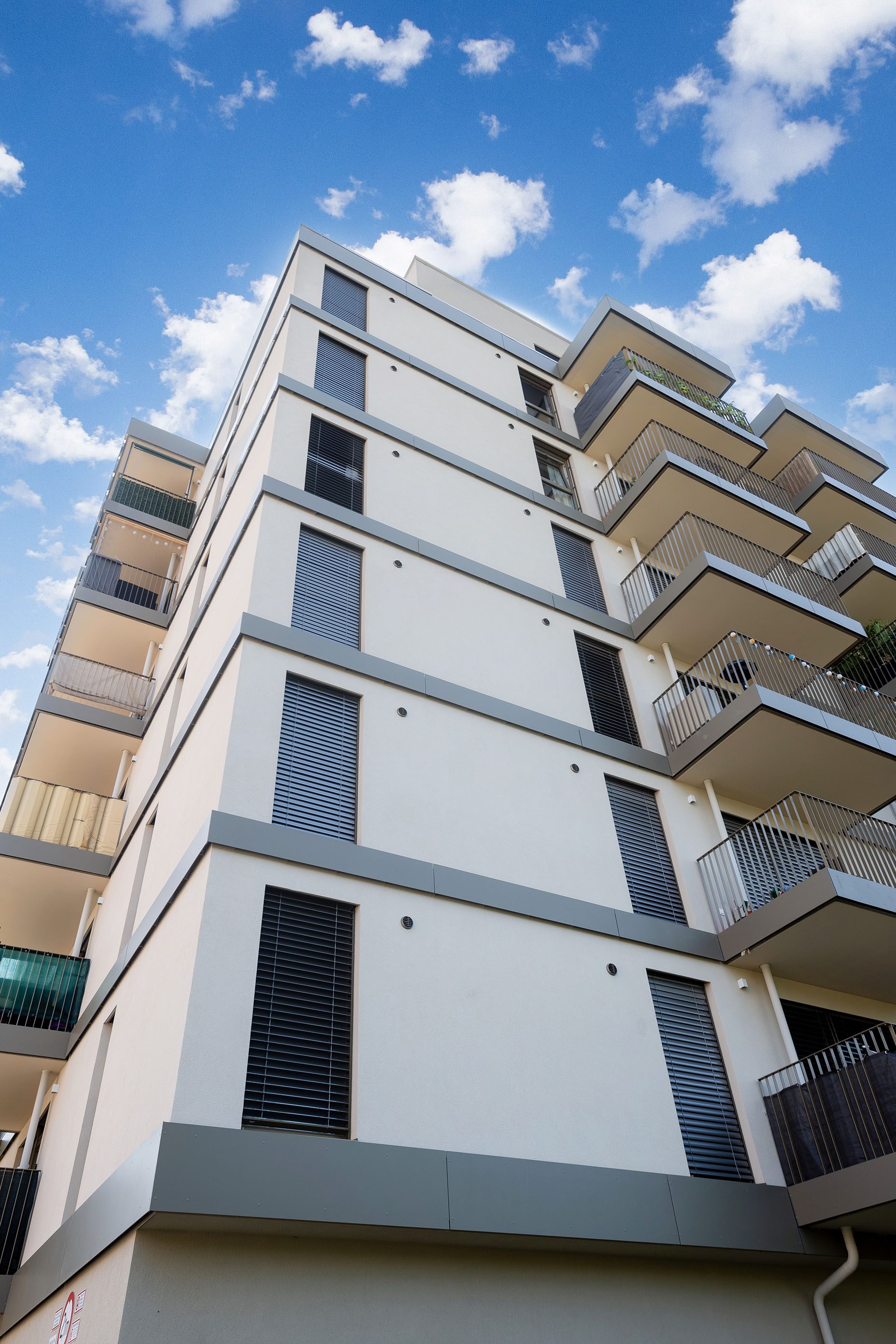 Wohngebäude mit Raffstore - Außenjalousie