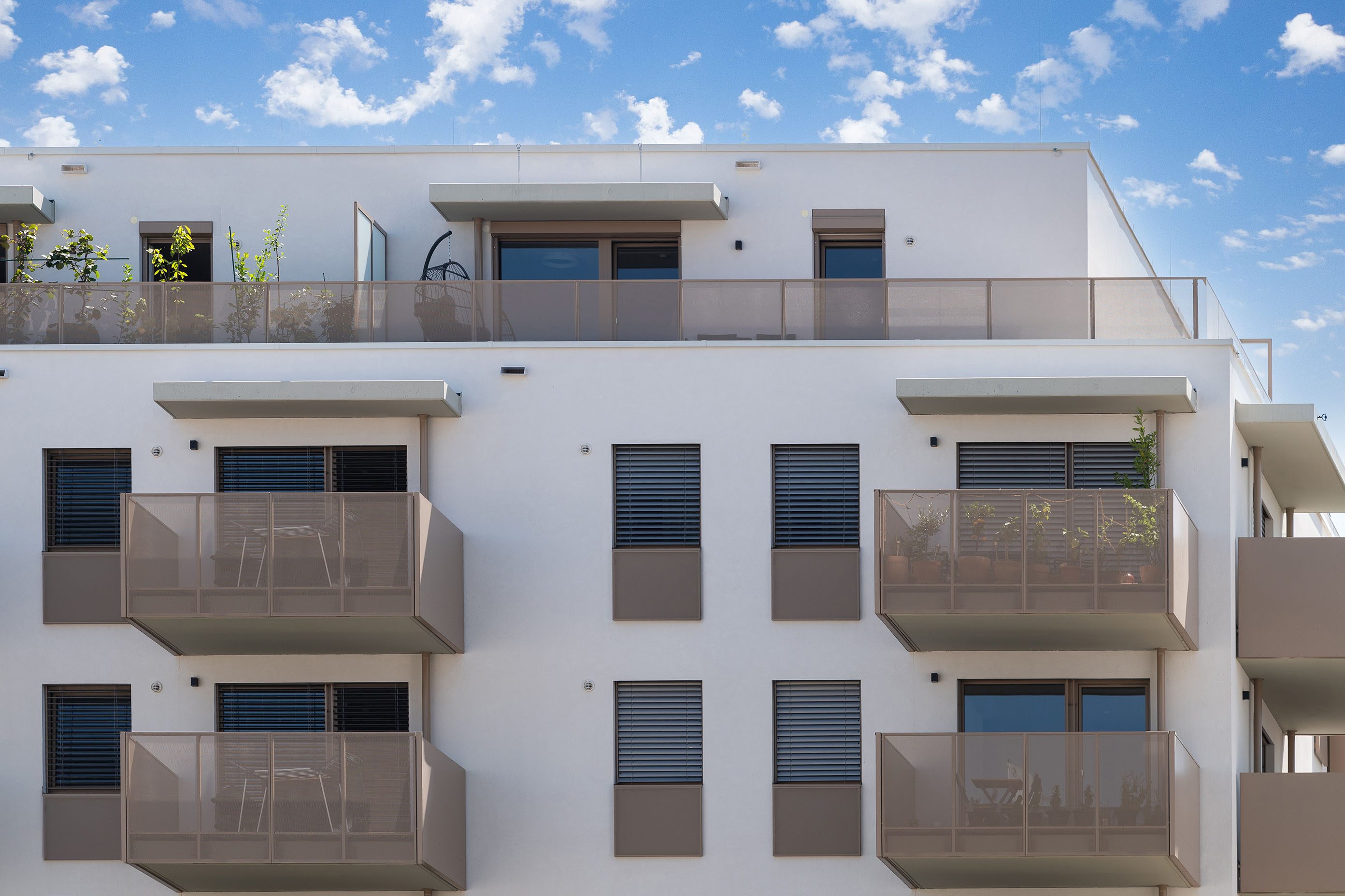 Wohngebäude mit Raffstore - Außenjalousien