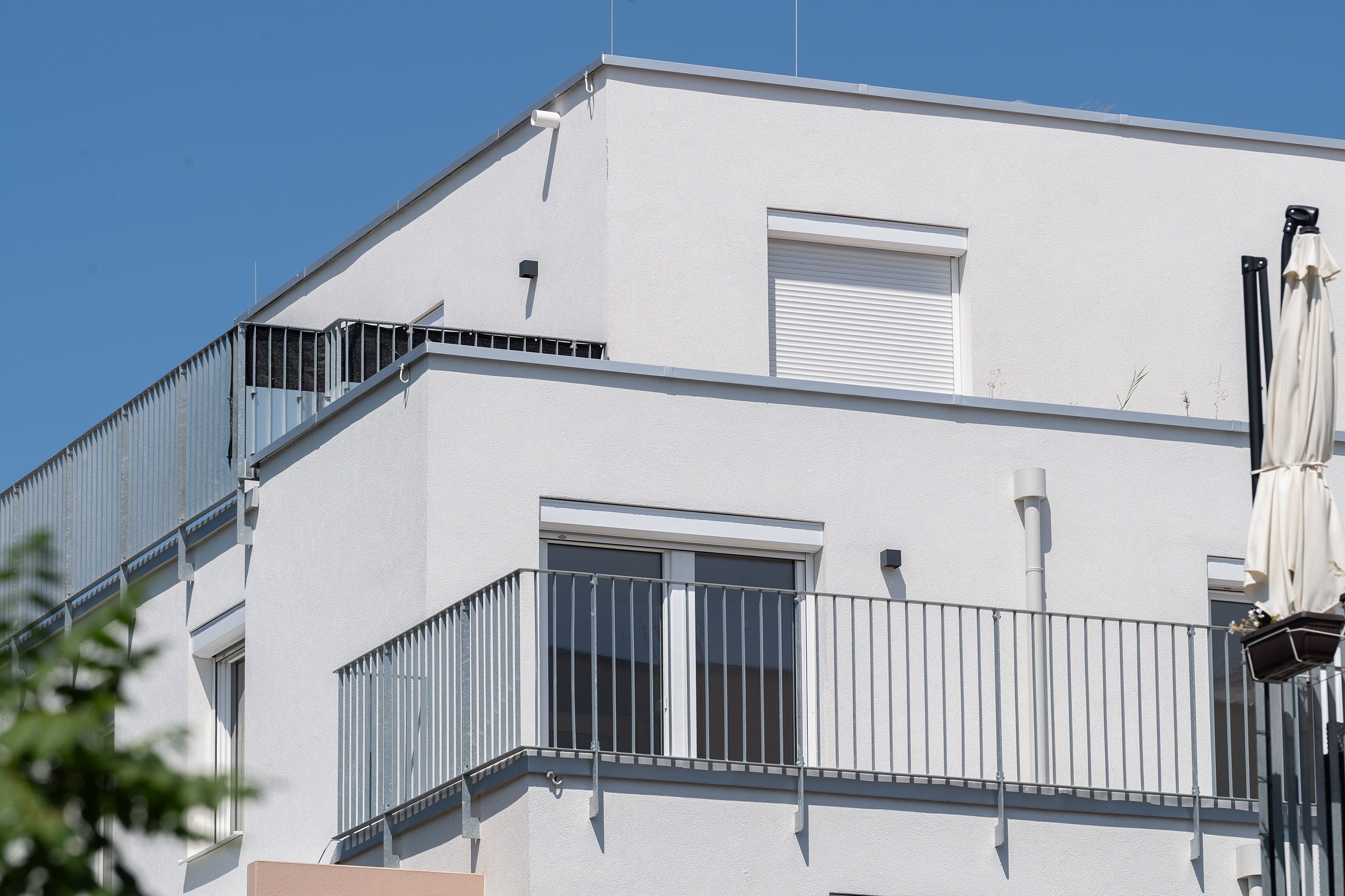 Wohngebäude mit vorgesetztem Rollladen