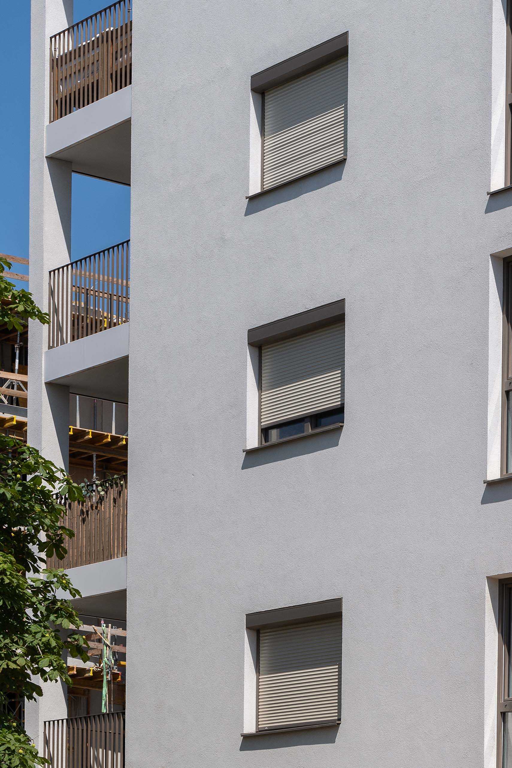 Wohngebäude mit vorgesetztem Rollladen