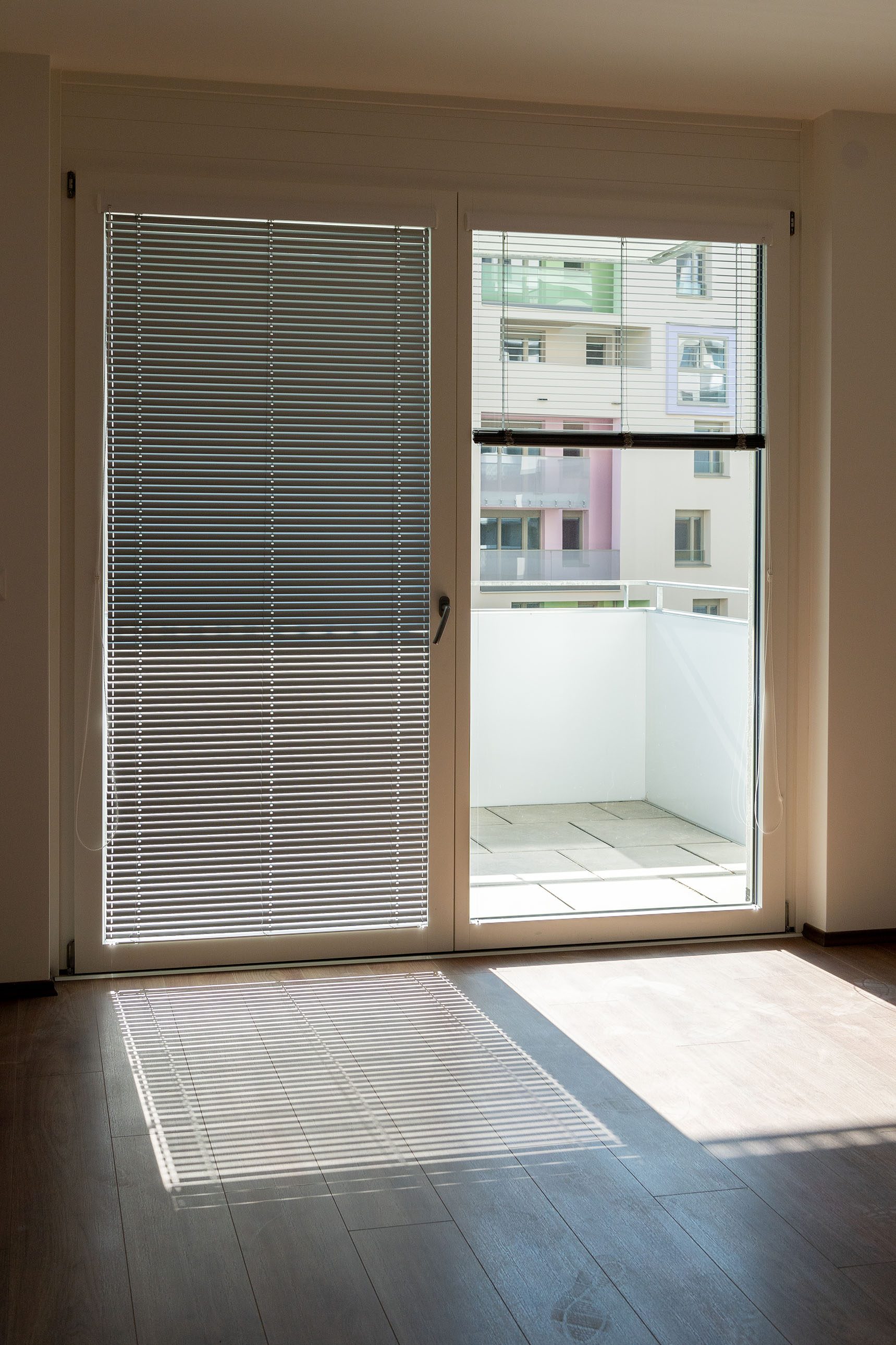 Wohngebäude mit Innenjalousie