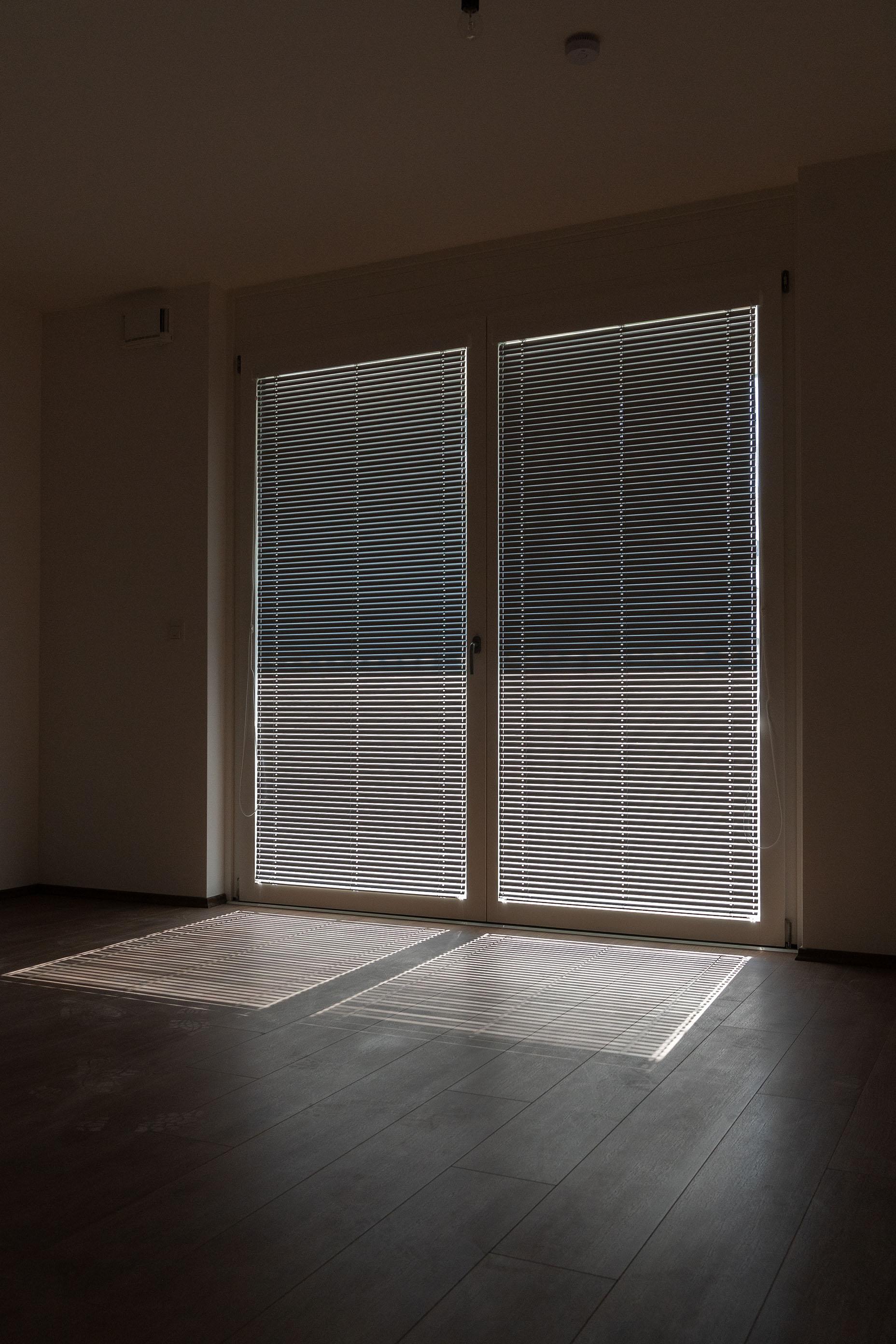 Wohngebäude mit Innenjalousie